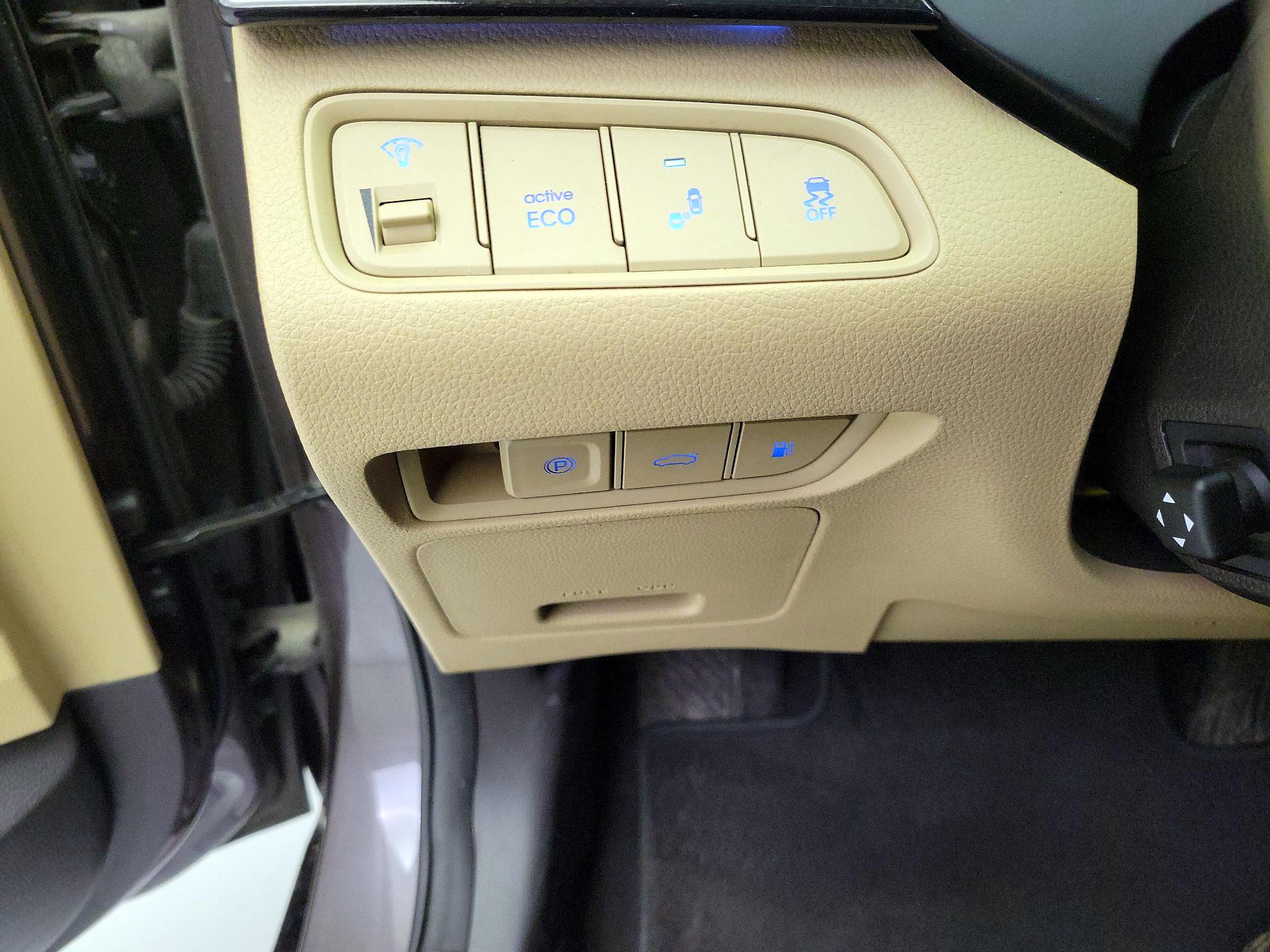 Thumbnail: 2016 Hyundai Azera - 13