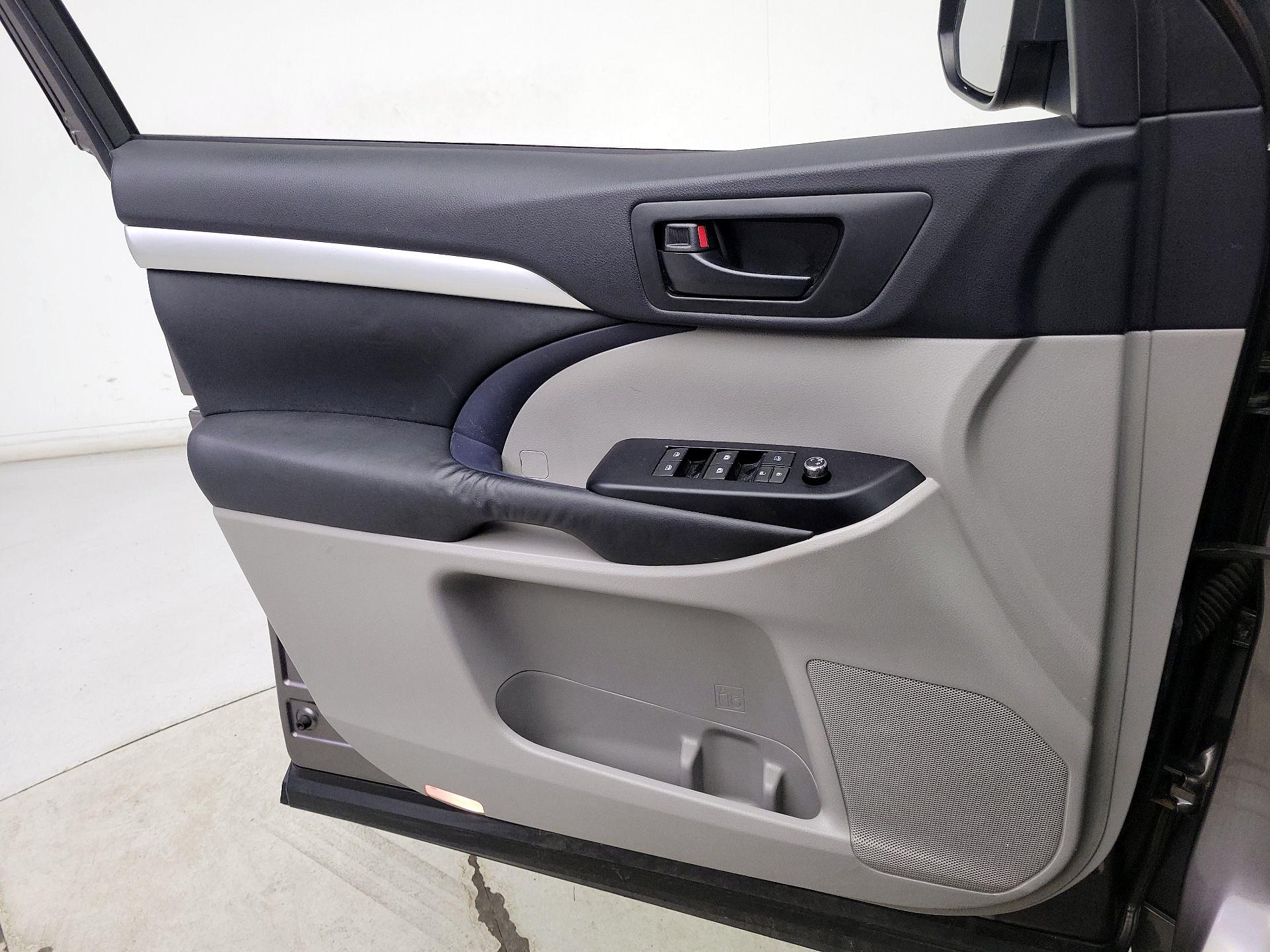 Thumbnail: 2014 Toyota Highlander - 12