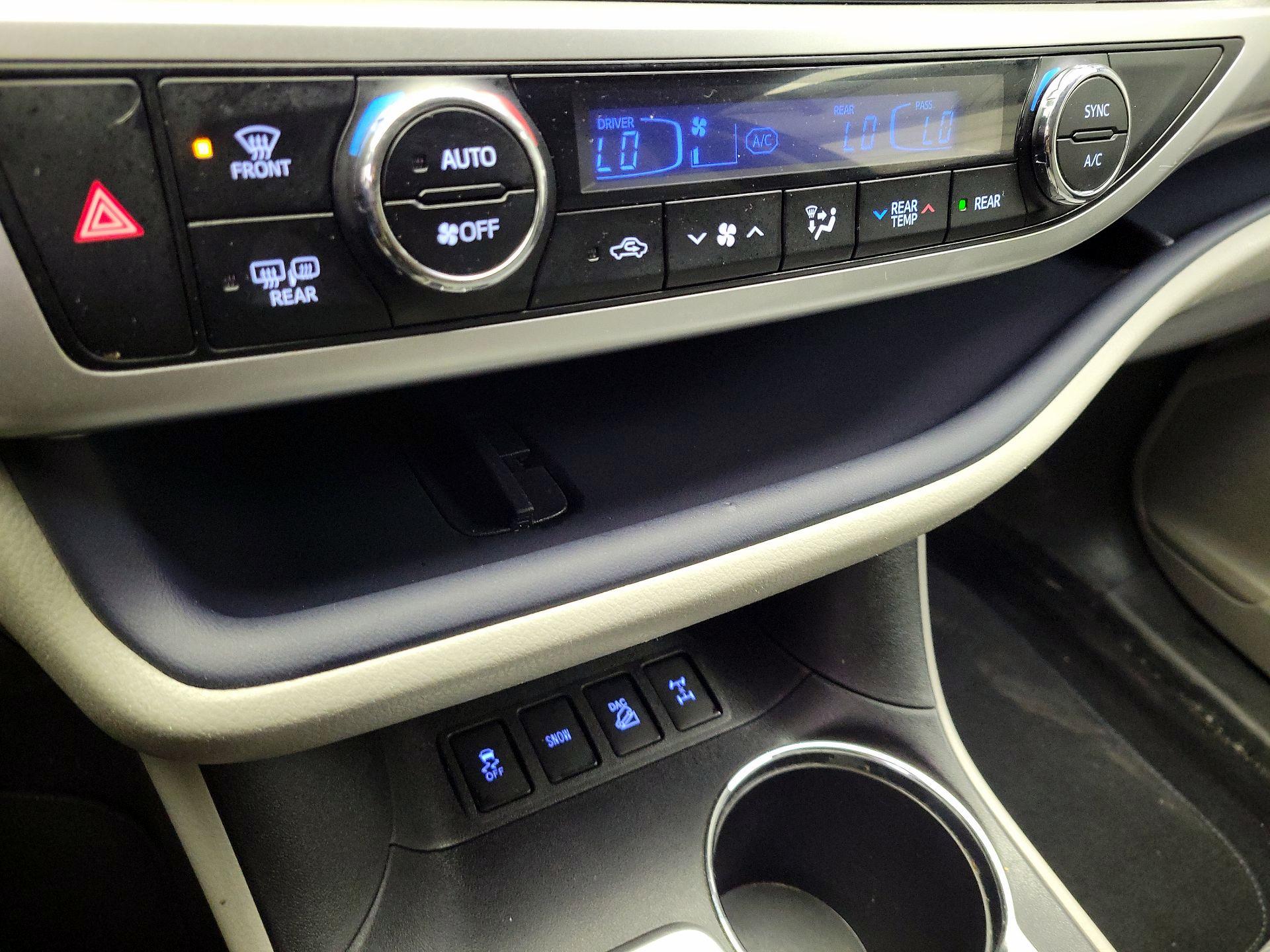 Thumbnail: 2014 Toyota Highlander - 16