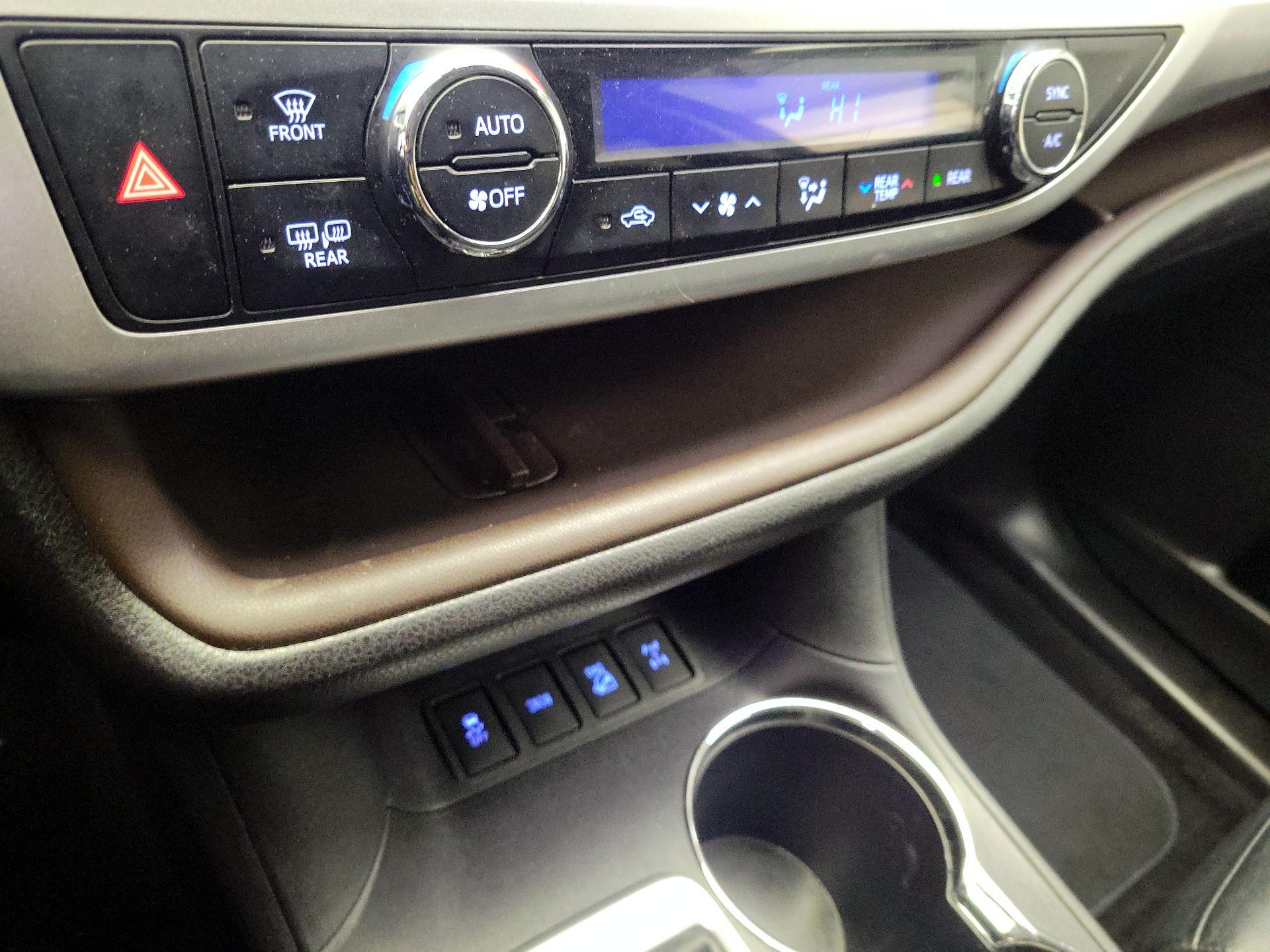 Thumbnail: 2016 Toyota Highlander - 16