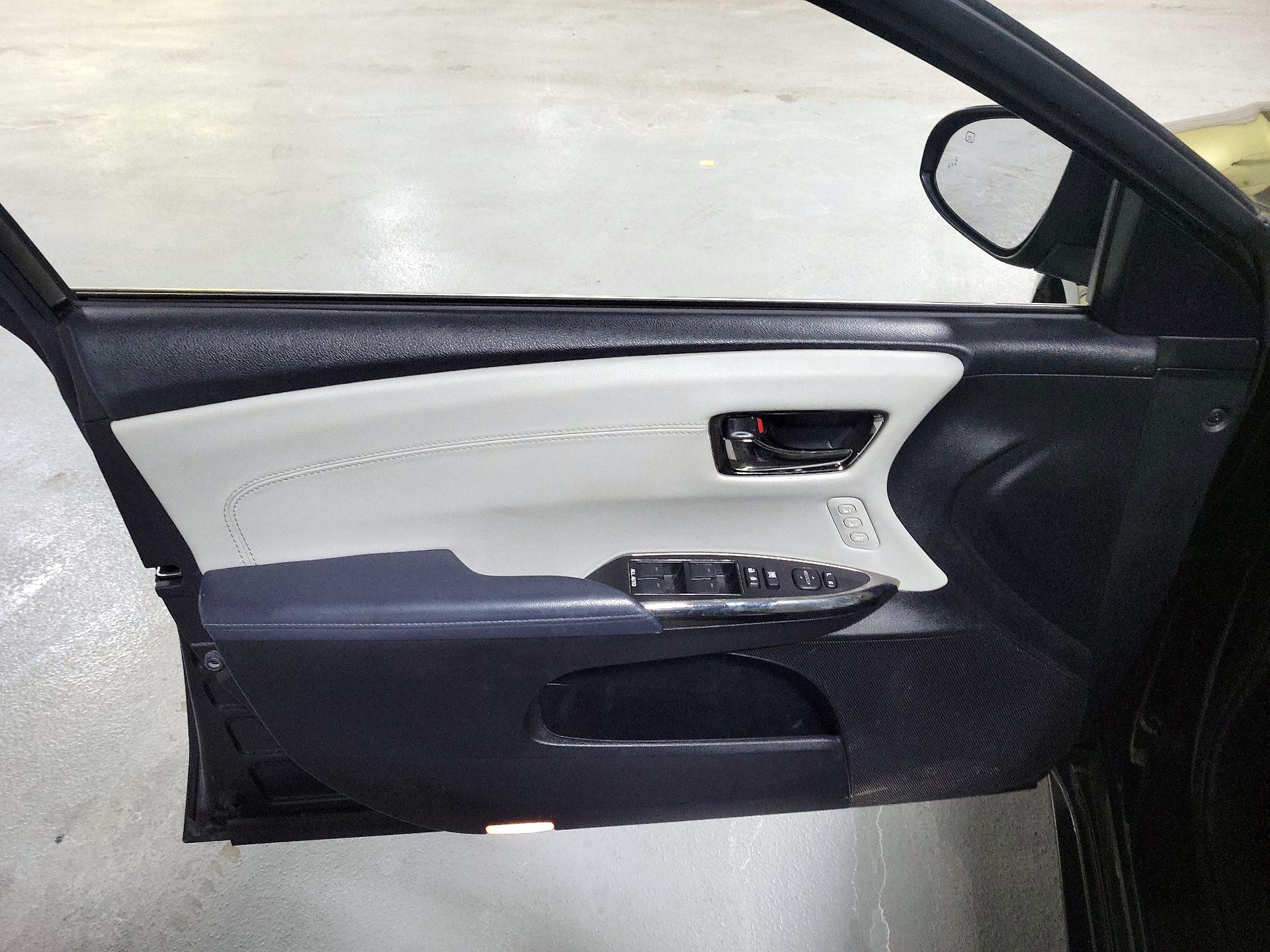 Thumbnail: 2015 Toyota Avalon - 10