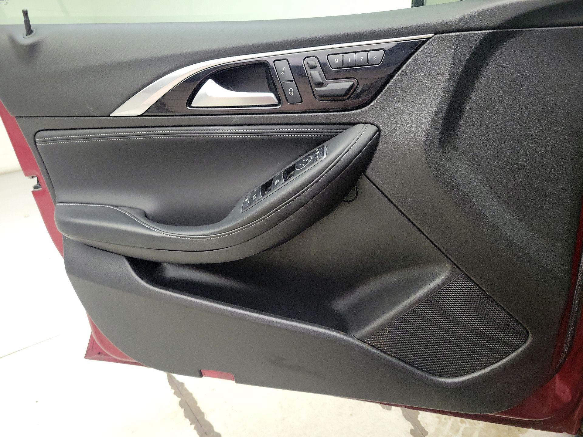 Thumbnail: 2017 INFINITI QX30 - 12