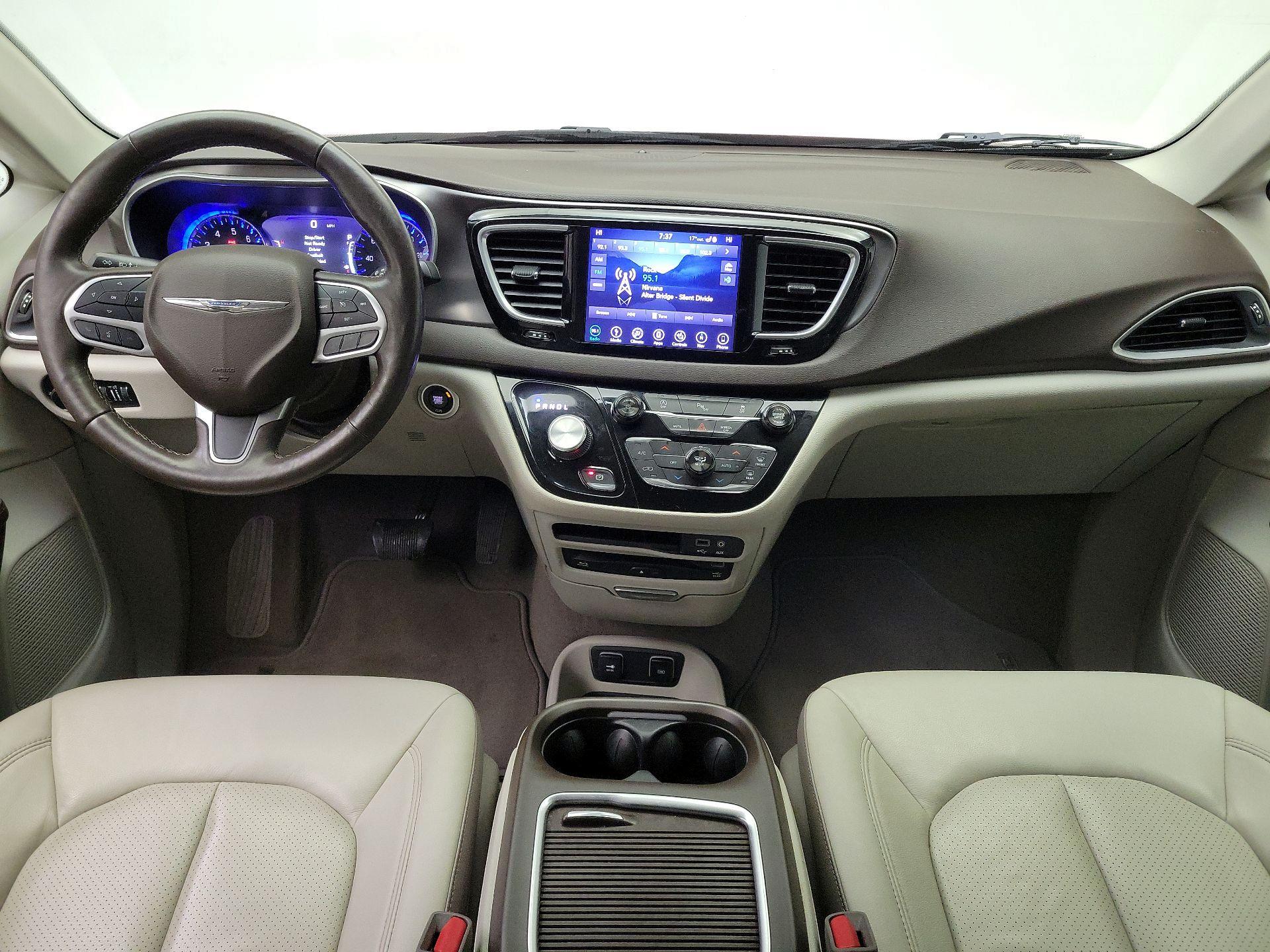 Thumbnail: 2018 Chrysler Pacifica - 9