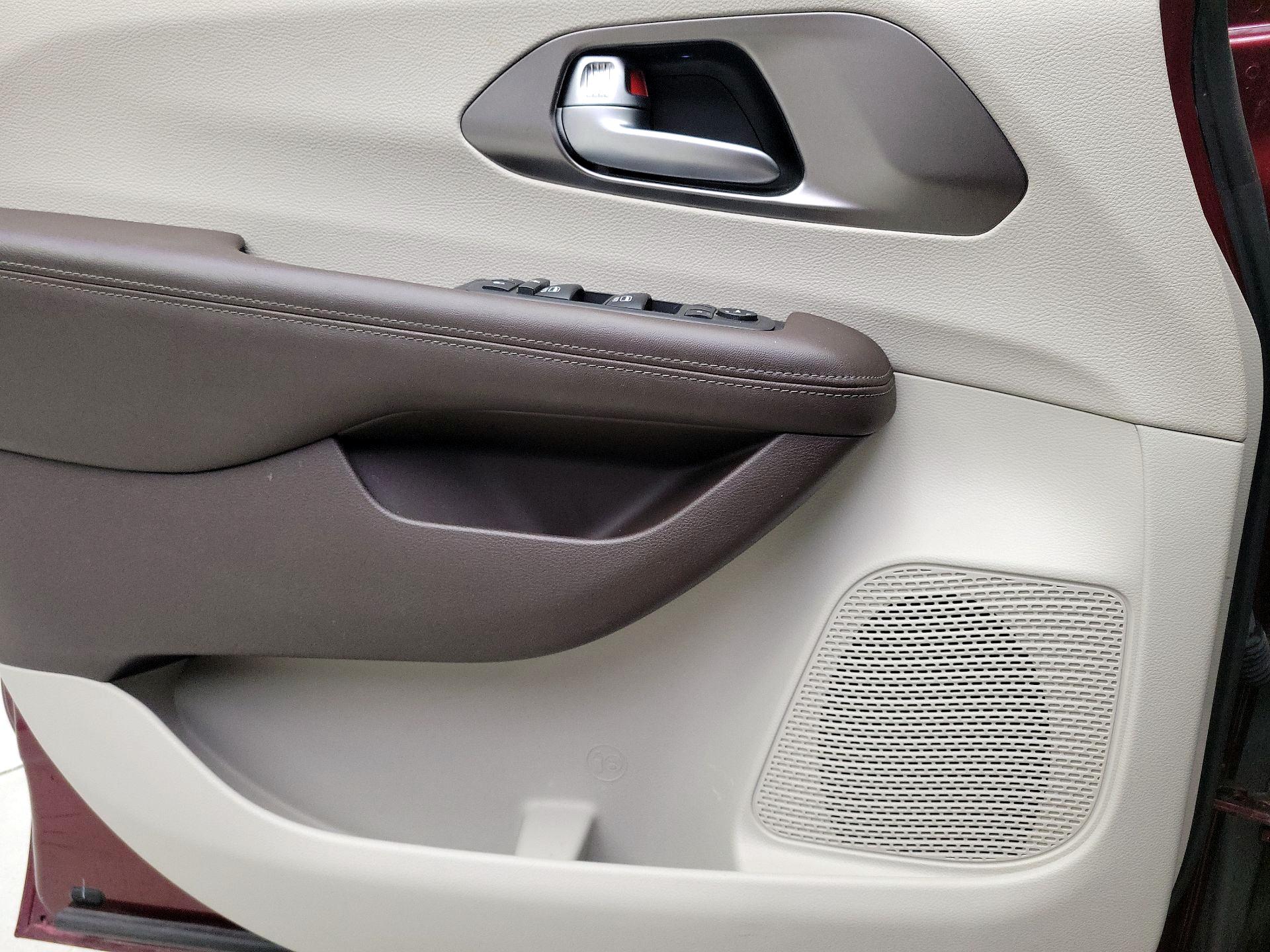 Thumbnail: 2018 Chrysler Pacifica - 12