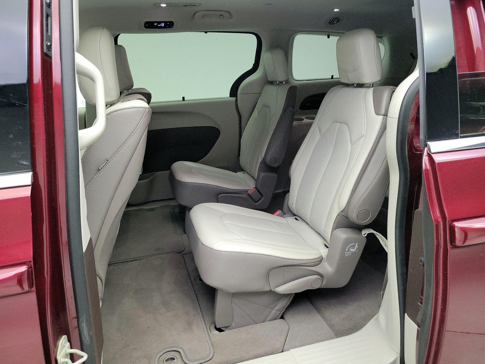 Thumbnail: 2018 Chrysler Pacifica - 18