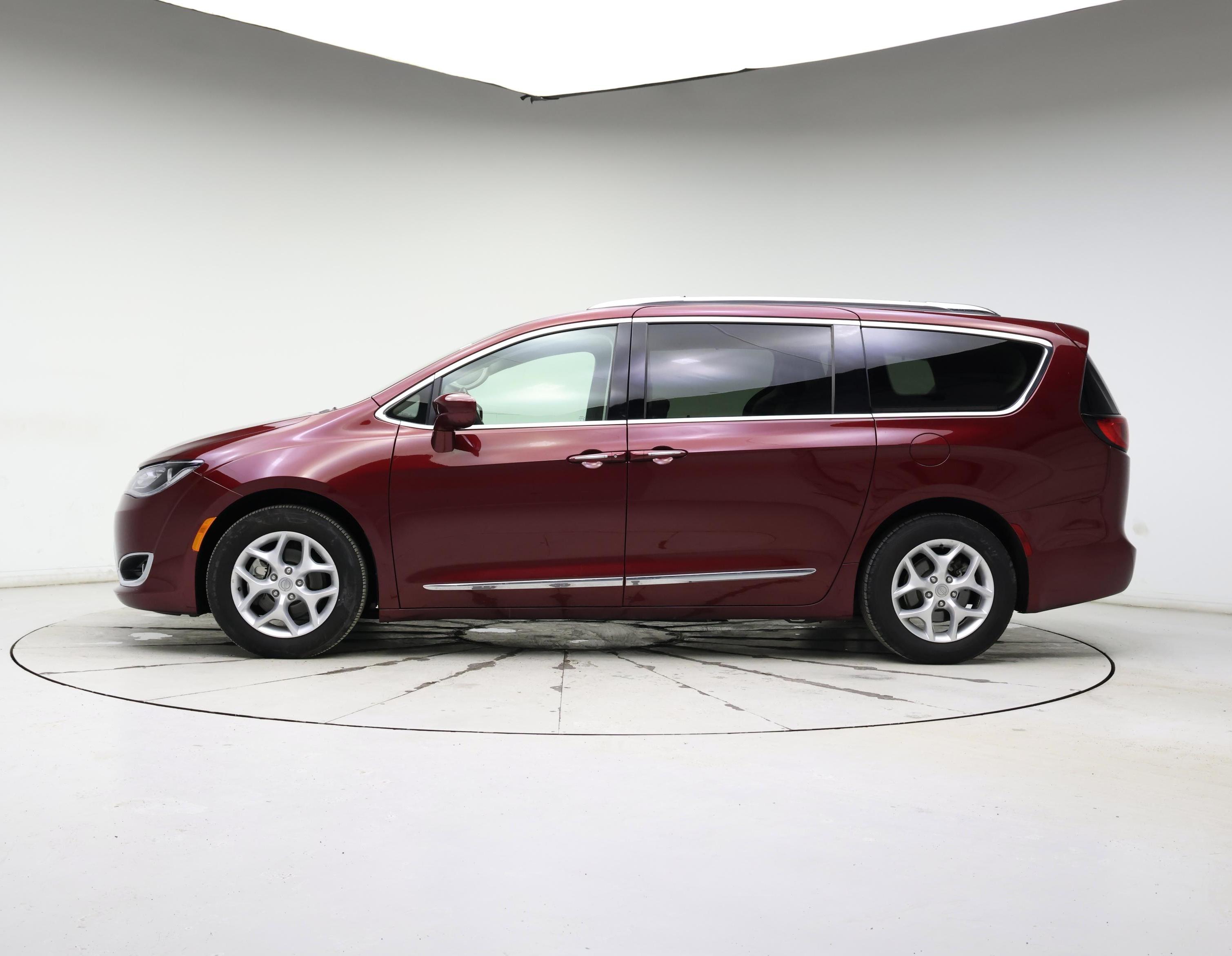 Thumbnail: 2018 Chrysler Pacifica - 3