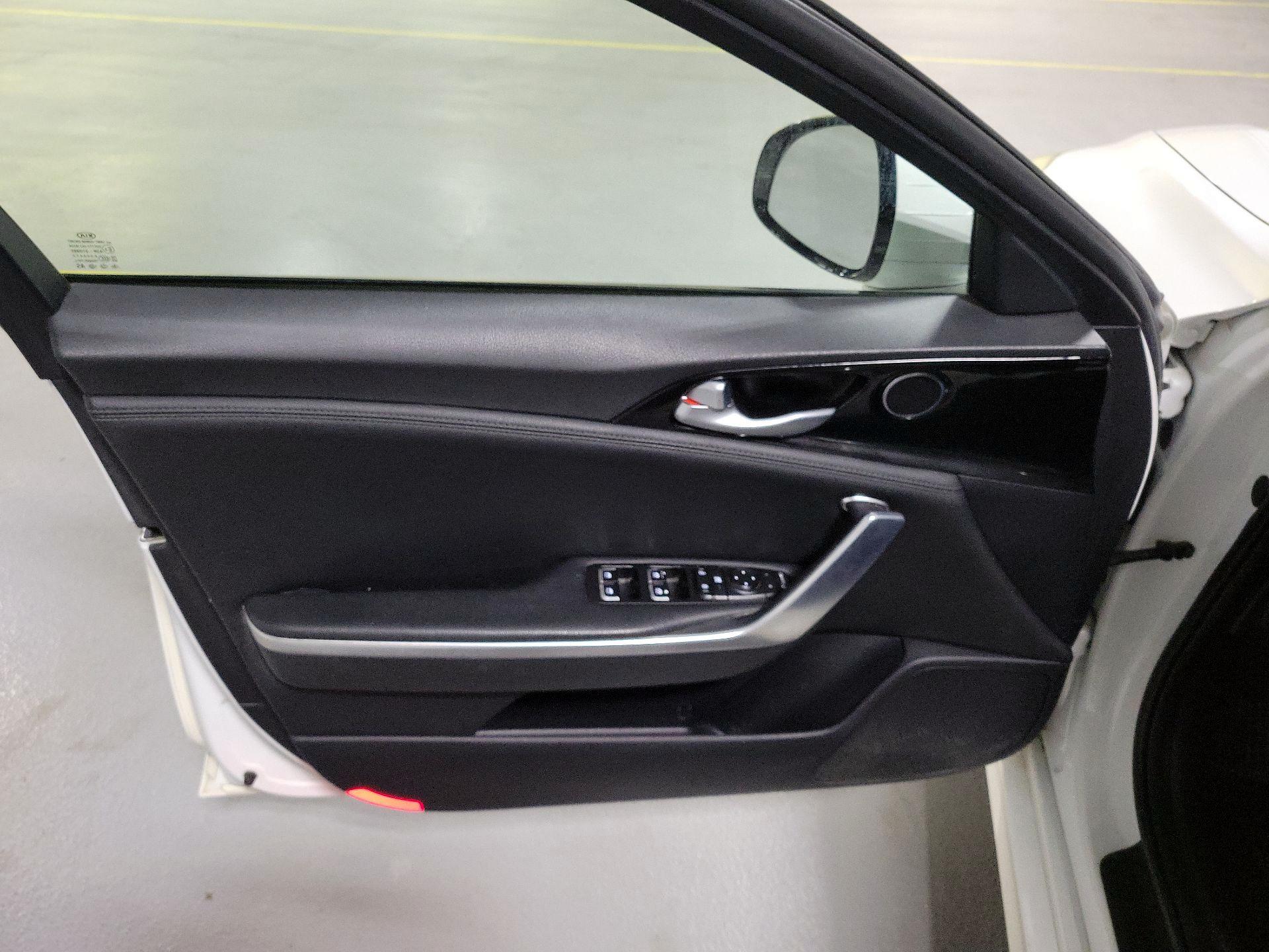 Thumbnail: 2018 Kia Stinger - 10