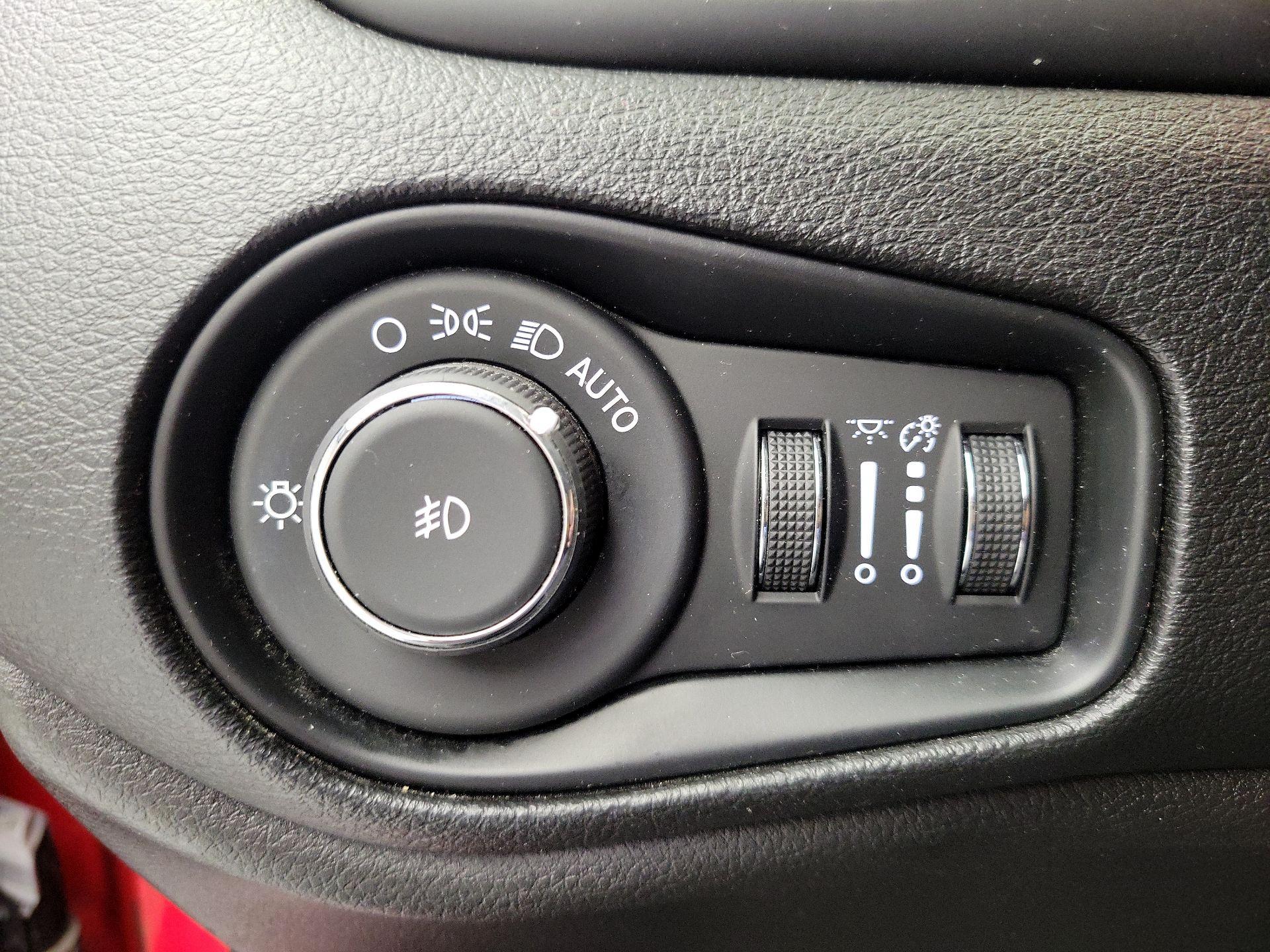 Thumbnail: 2019 Jeep Renegade - 13