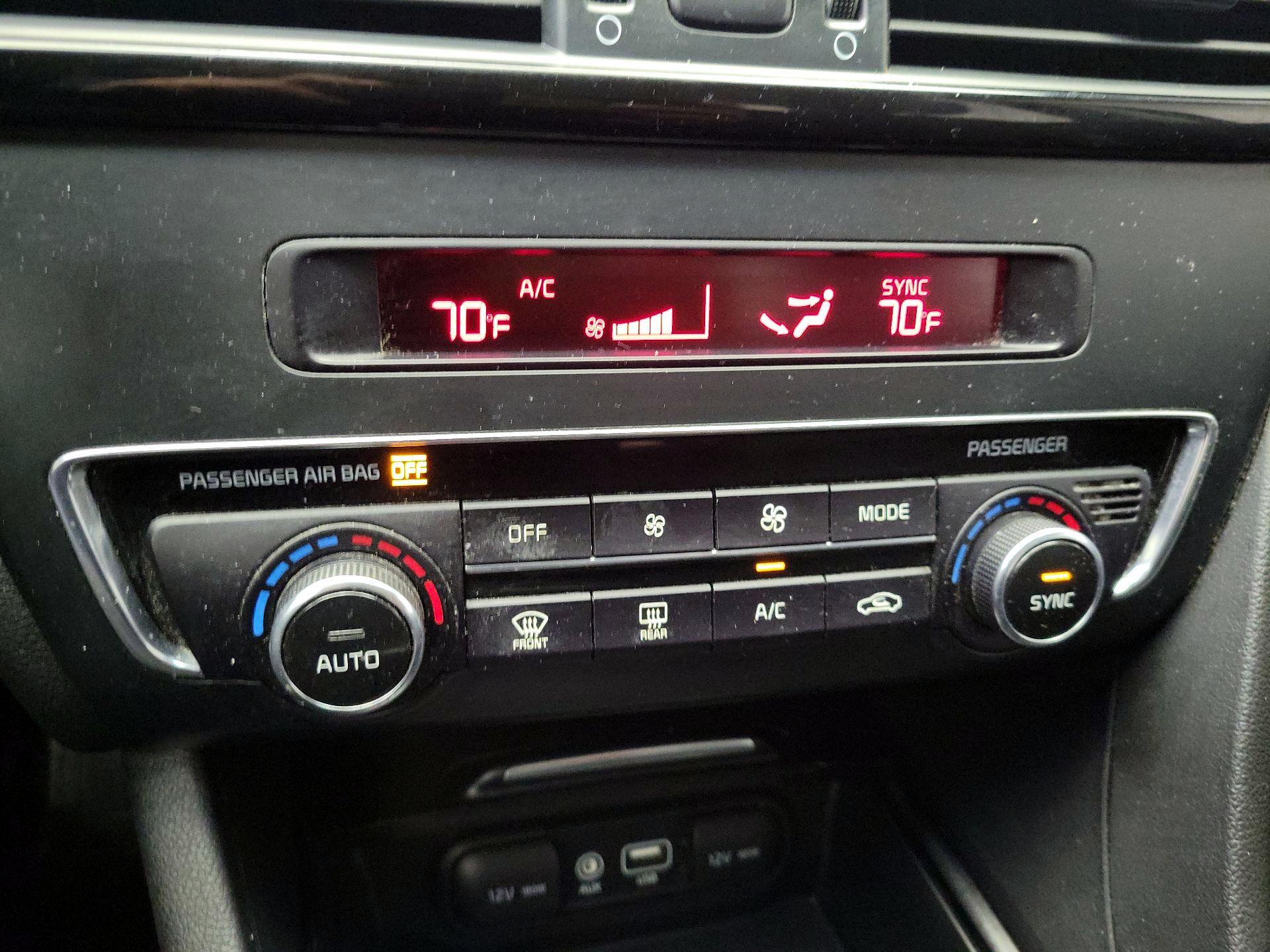 Thumbnail: 2016 Kia Optima - 16