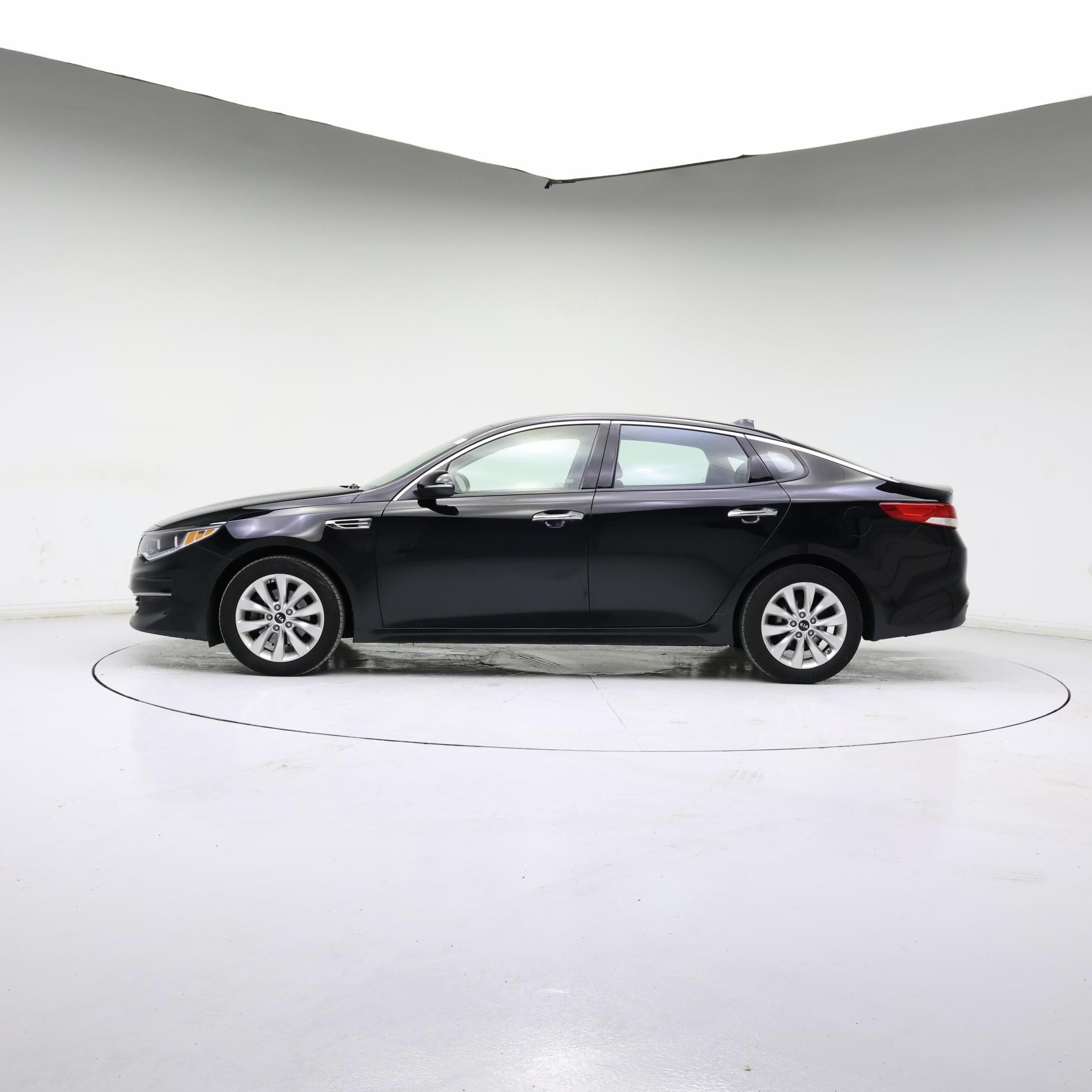 Thumbnail: 2016 Kia Optima - 3