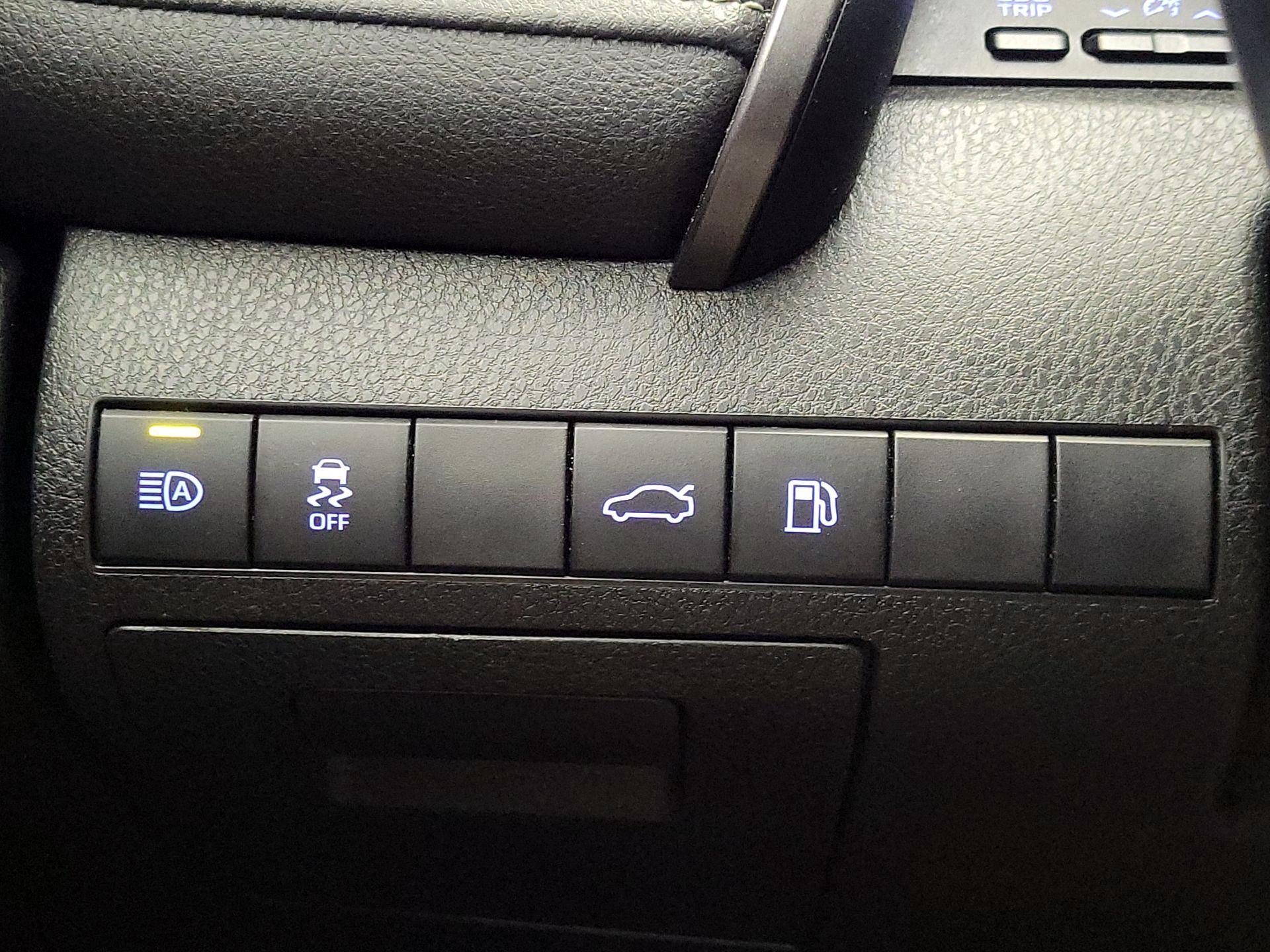 Thumbnail: 2018 Toyota Camry - 13