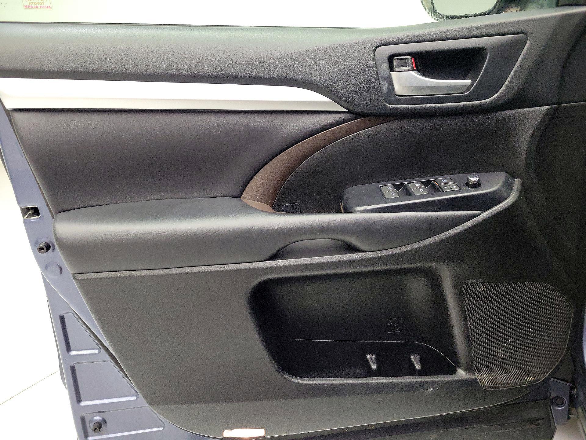 Thumbnail: 2018 Toyota Highlander - 12