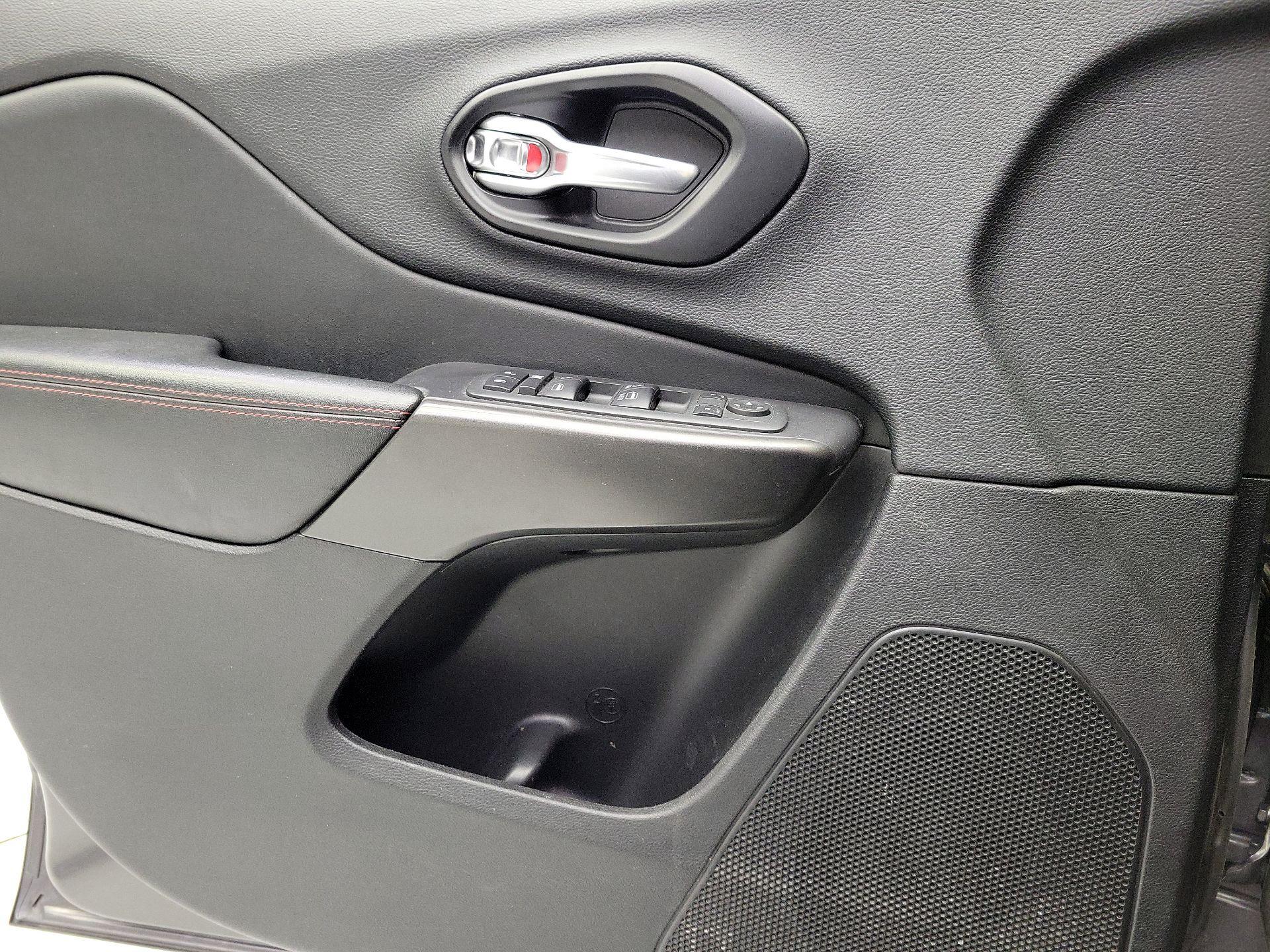 Thumbnail: 2021 Jeep Cherokee - 12