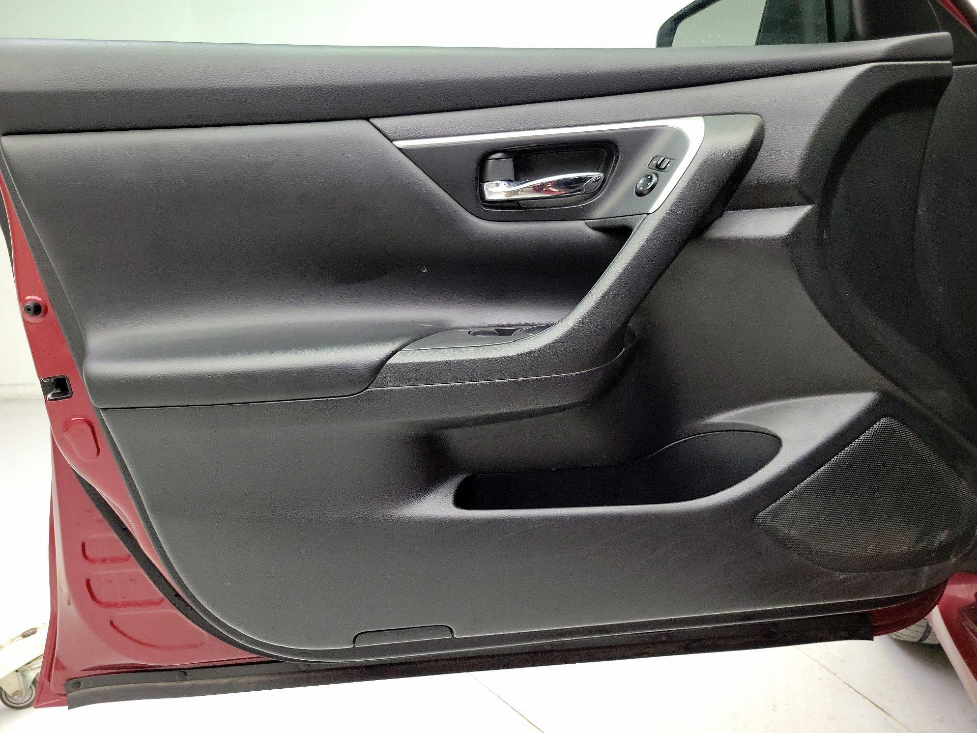 Thumbnail: 2016 Nissan Altima - 12