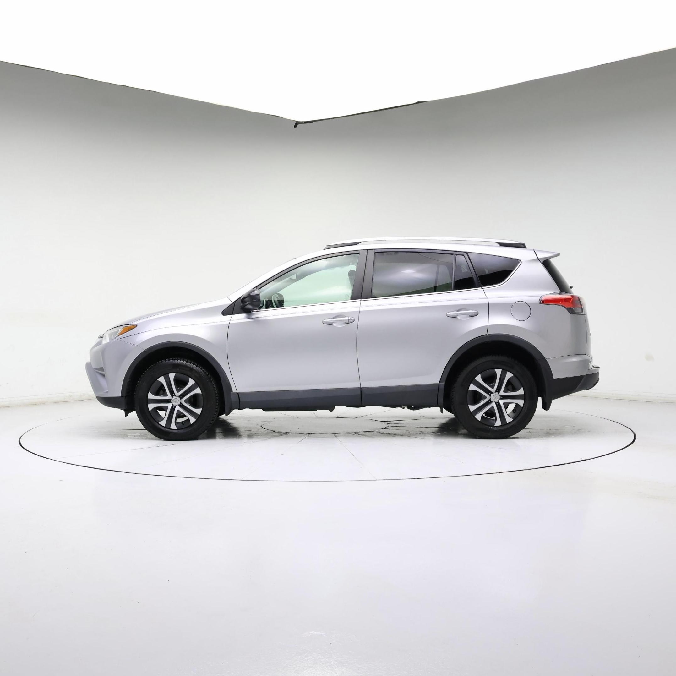 Thumbnail: 2017 Toyota RAV4 - 3