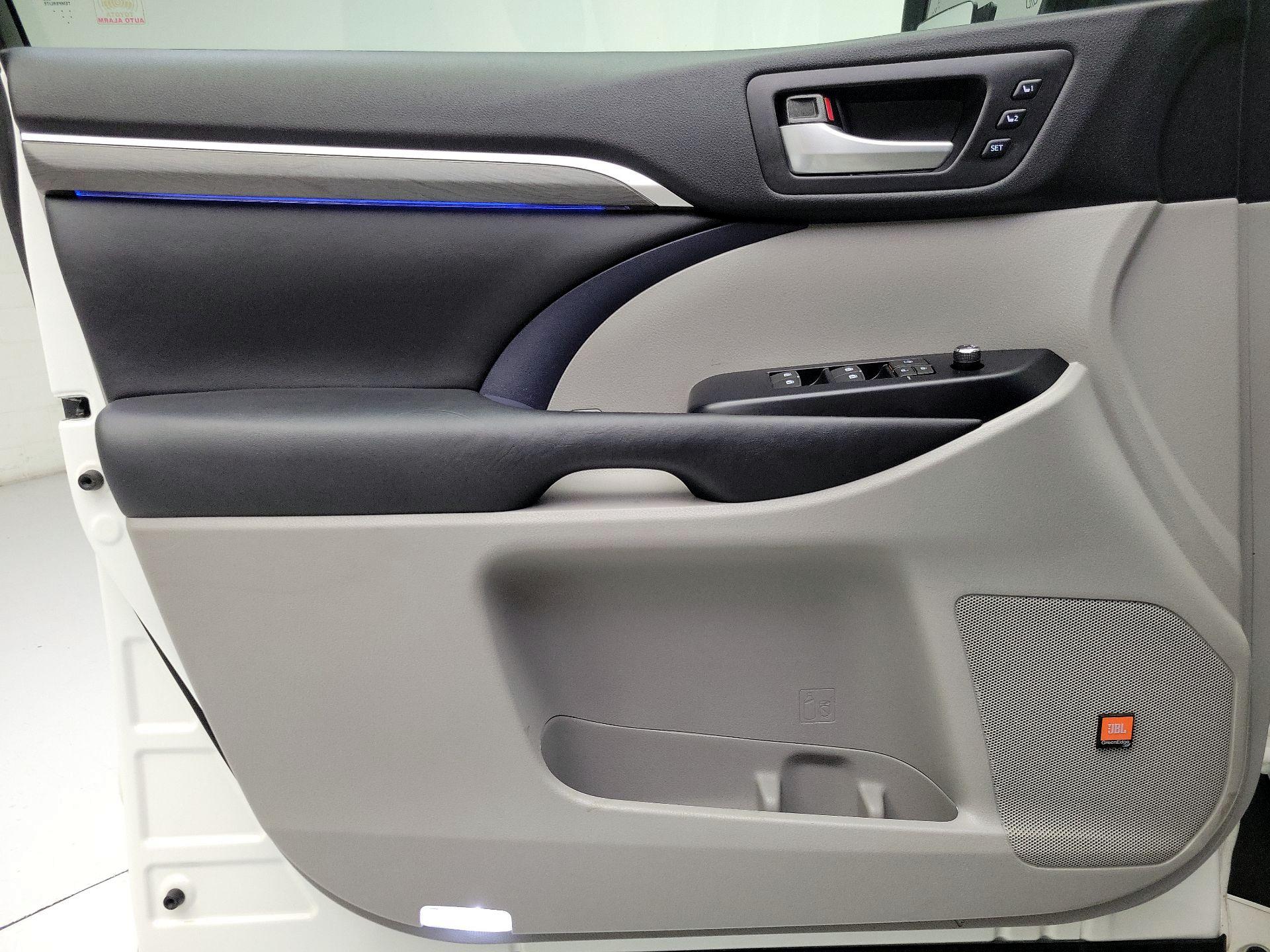 Thumbnail: 2017 Toyota Highlander - 12