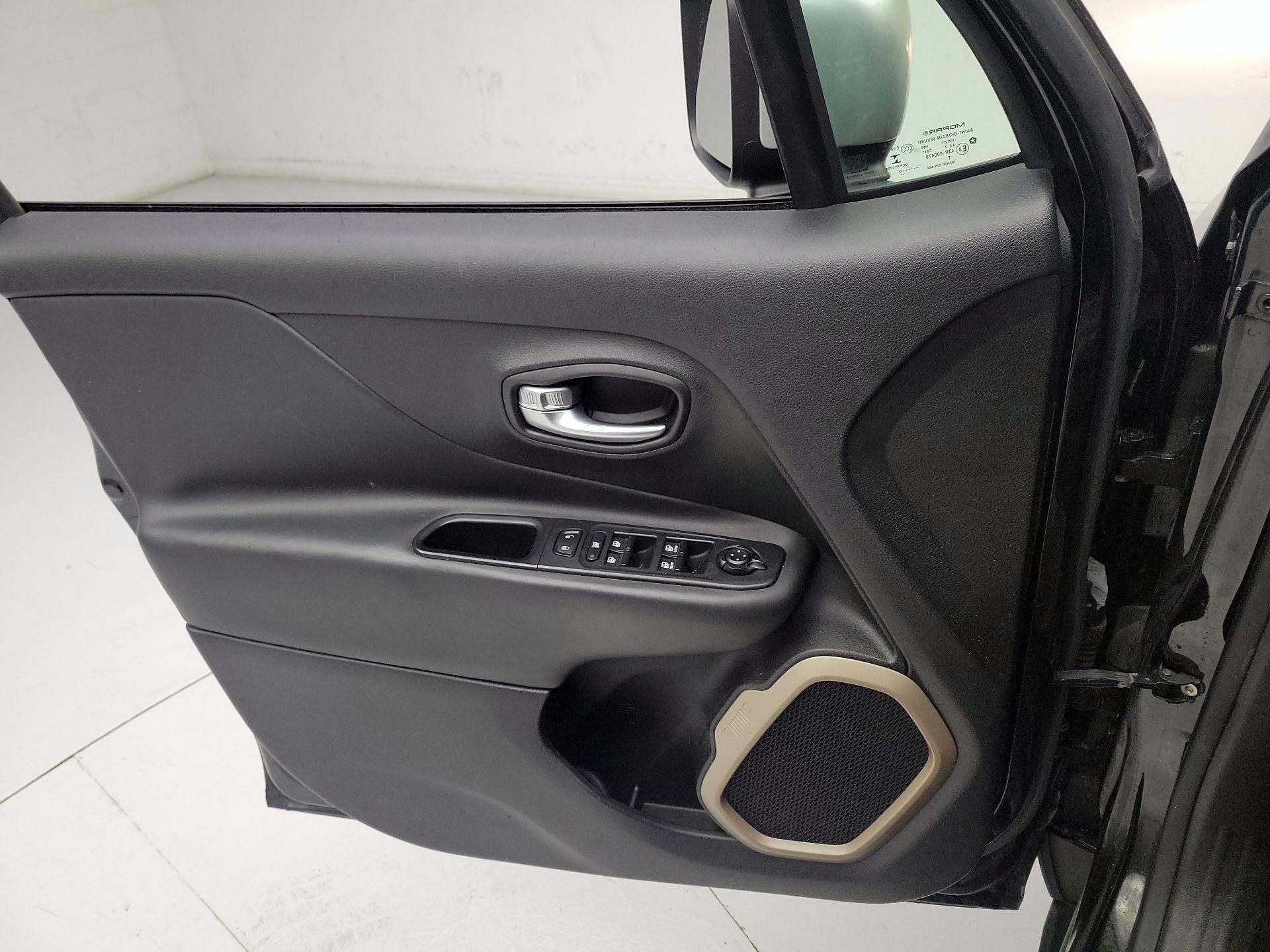 Thumbnail: 2015 Jeep Renegade - 12