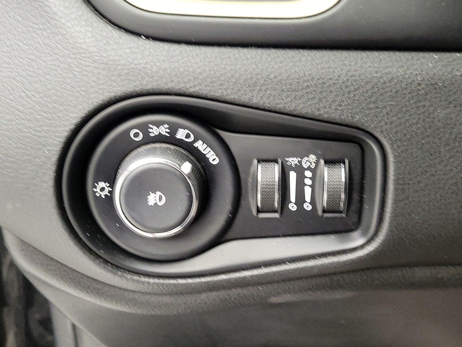 Thumbnail: 2015 Jeep Renegade - 13