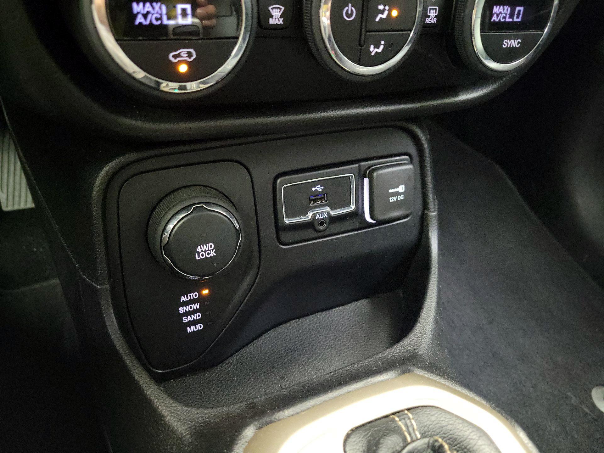 Thumbnail: 2015 Jeep Renegade - 18
