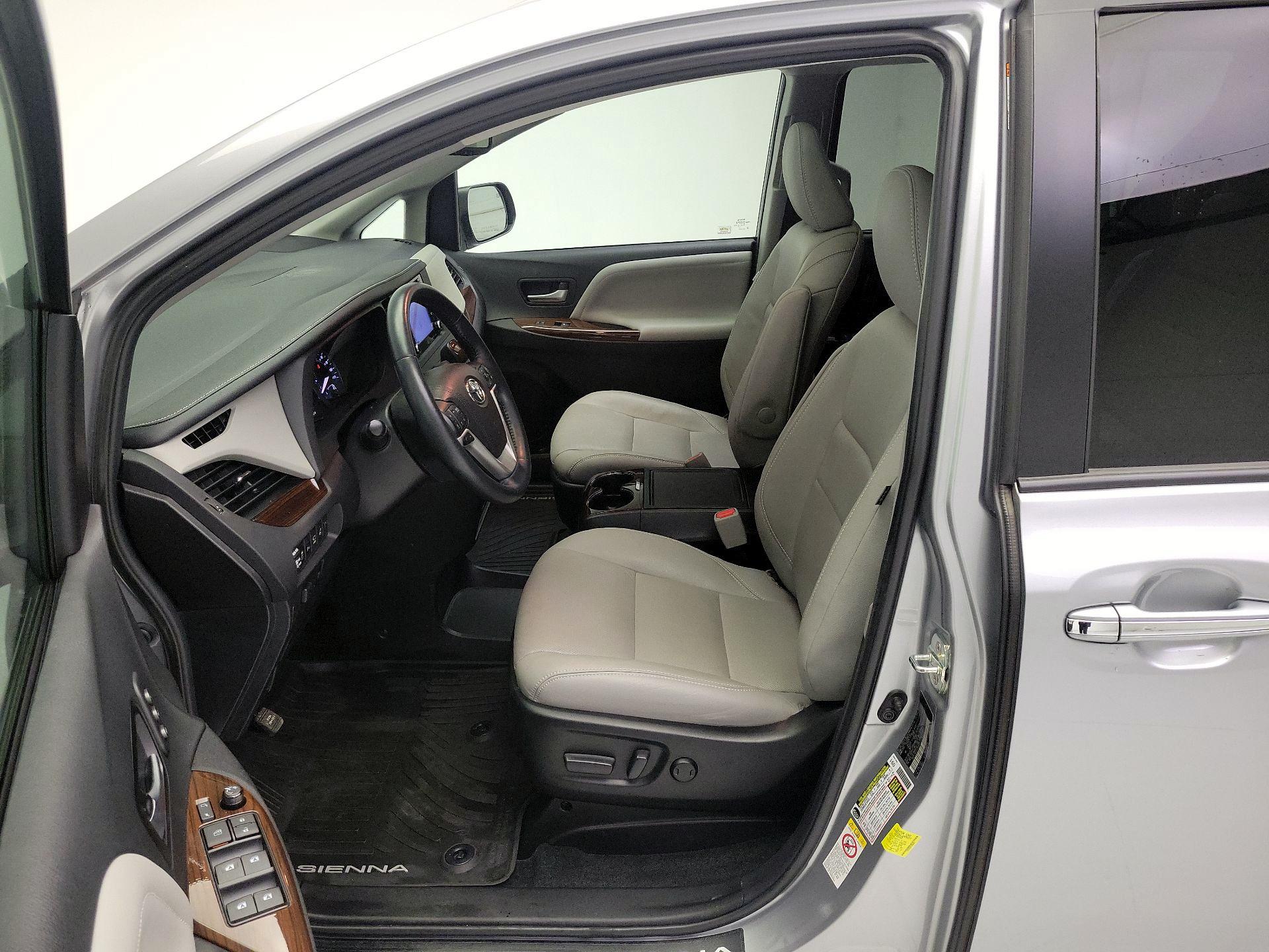 Thumbnail: 2018 Toyota Sienna - 11