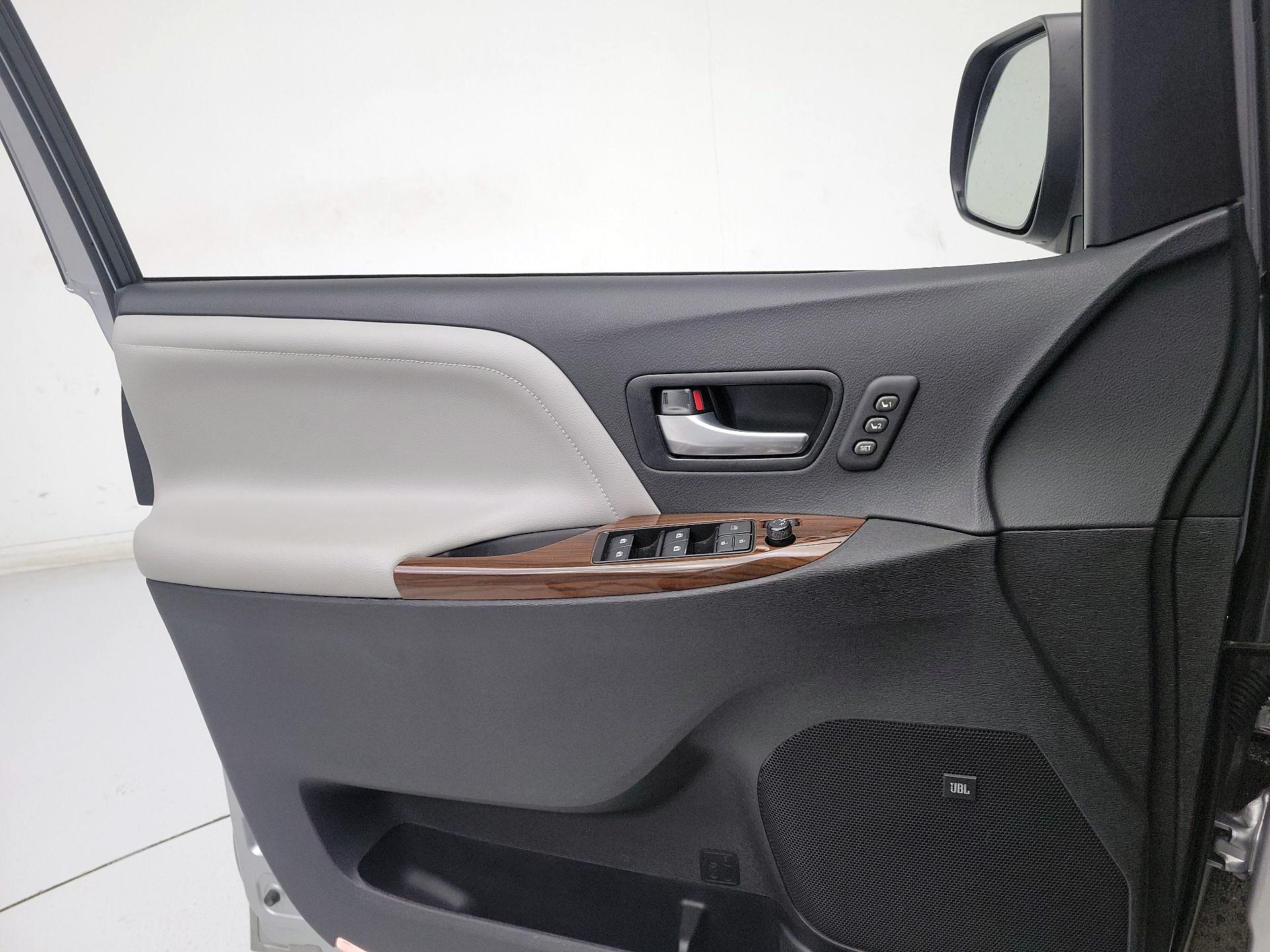 Thumbnail: 2018 Toyota Sienna - 12