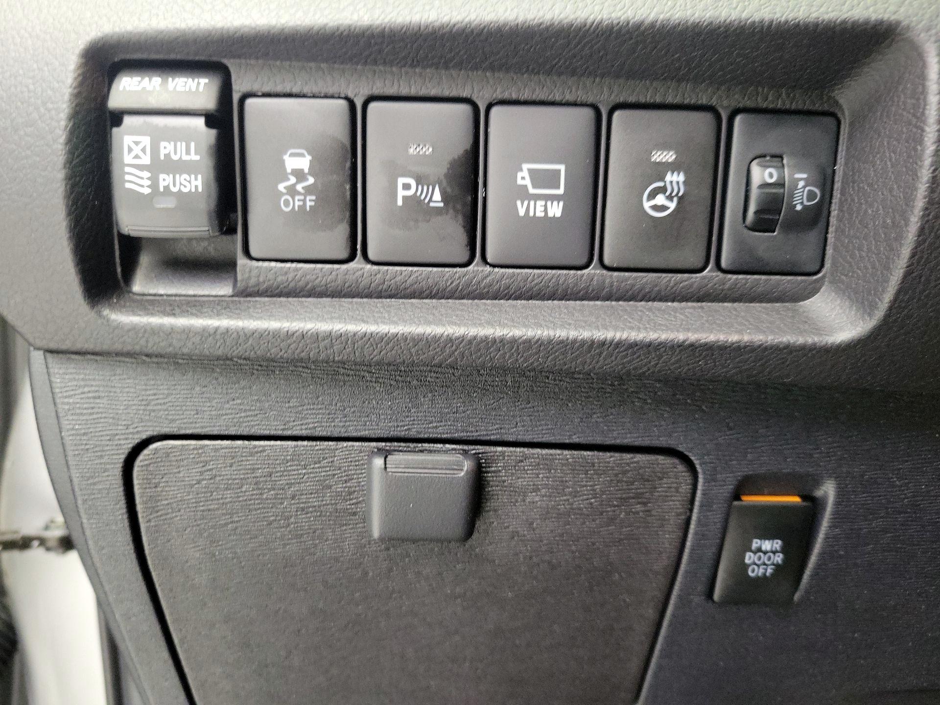 Thumbnail: 2018 Toyota Sienna - 13