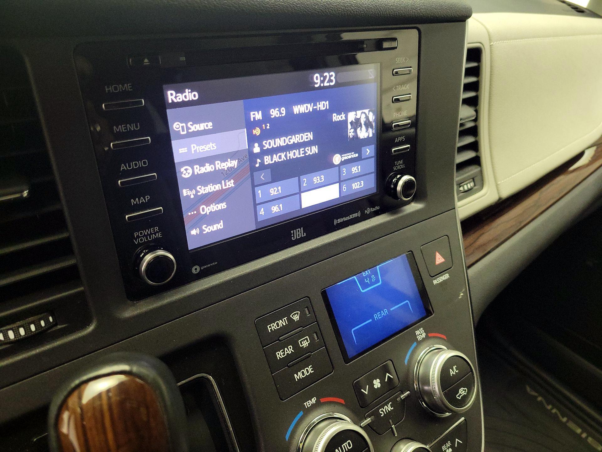 Thumbnail: 2018 Toyota Sienna - 16