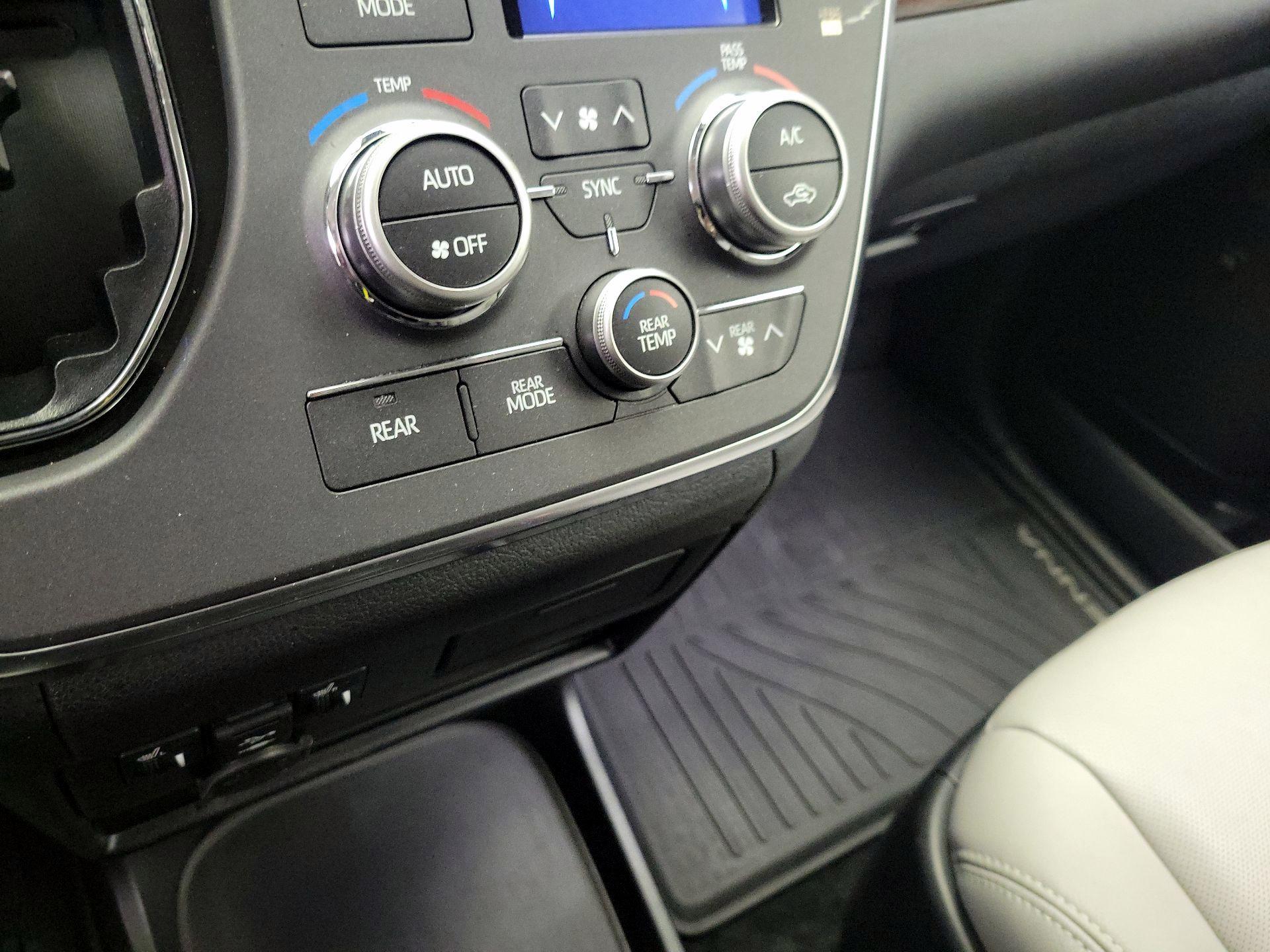 Thumbnail: 2018 Toyota Sienna - 17