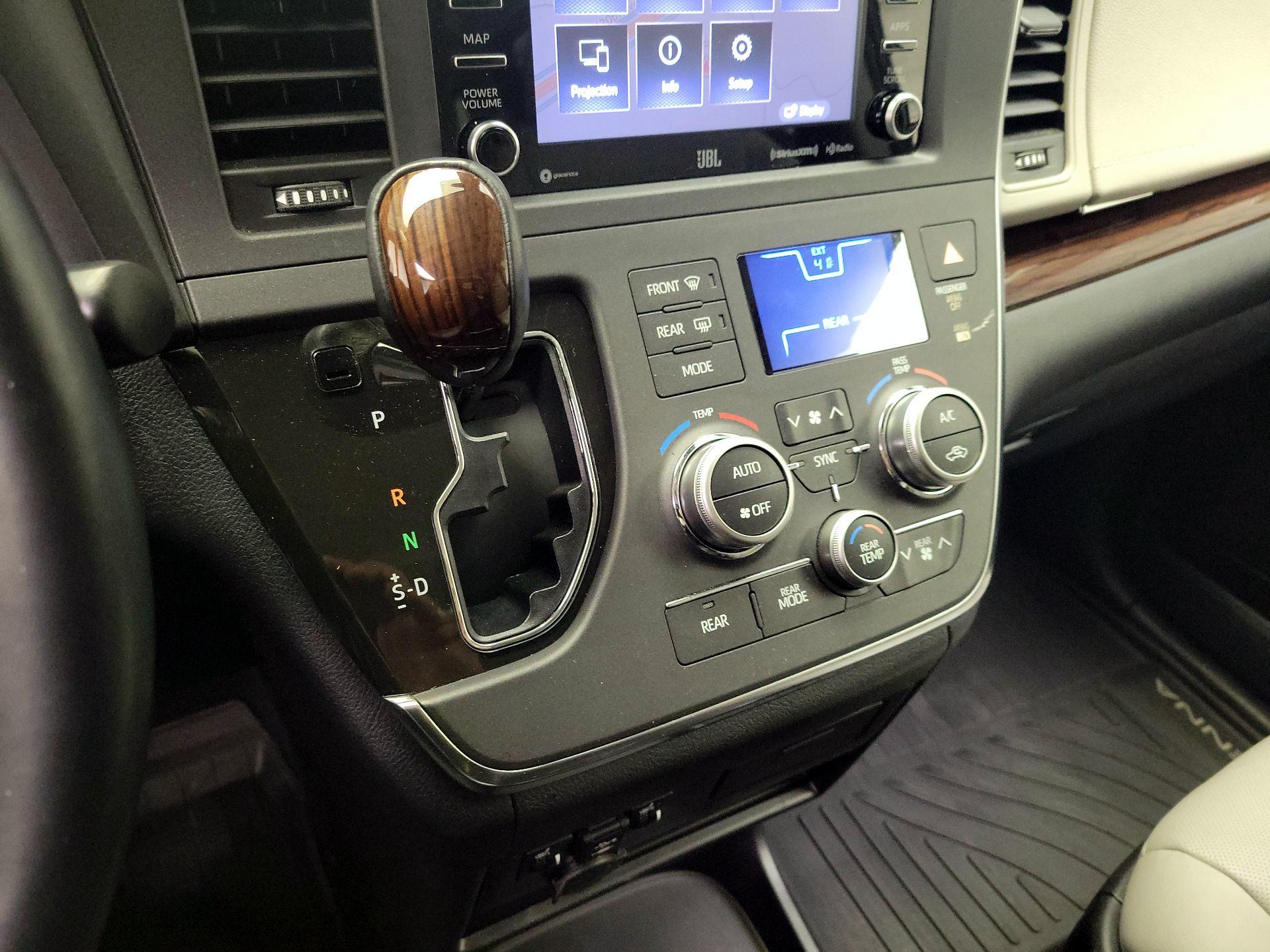 Thumbnail: 2018 Toyota Sienna - 18