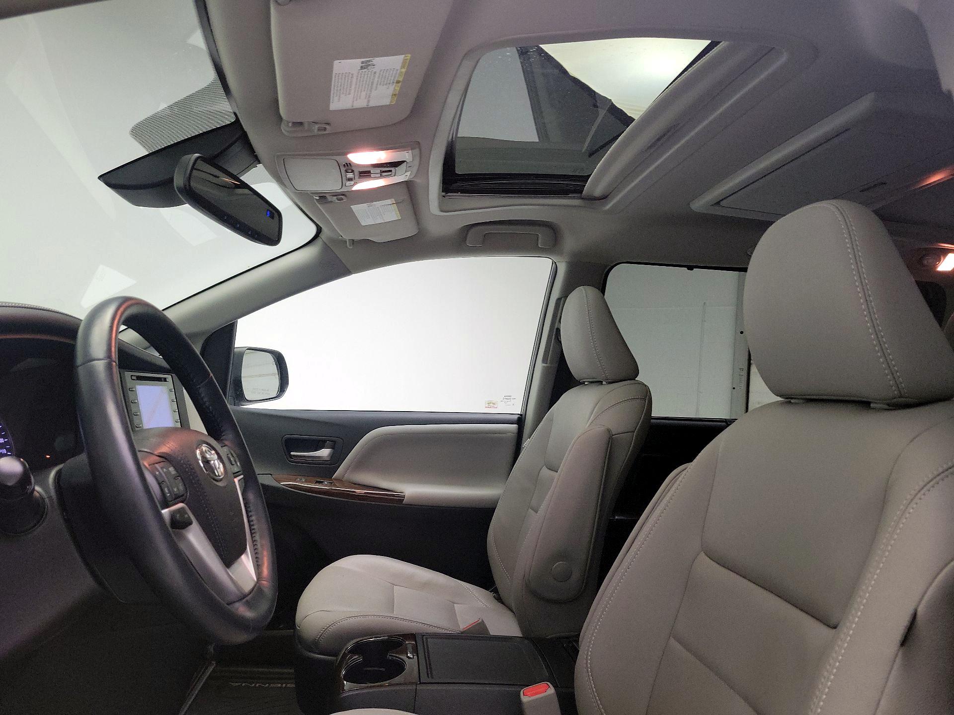 Thumbnail: 2018 Toyota Sienna - 19