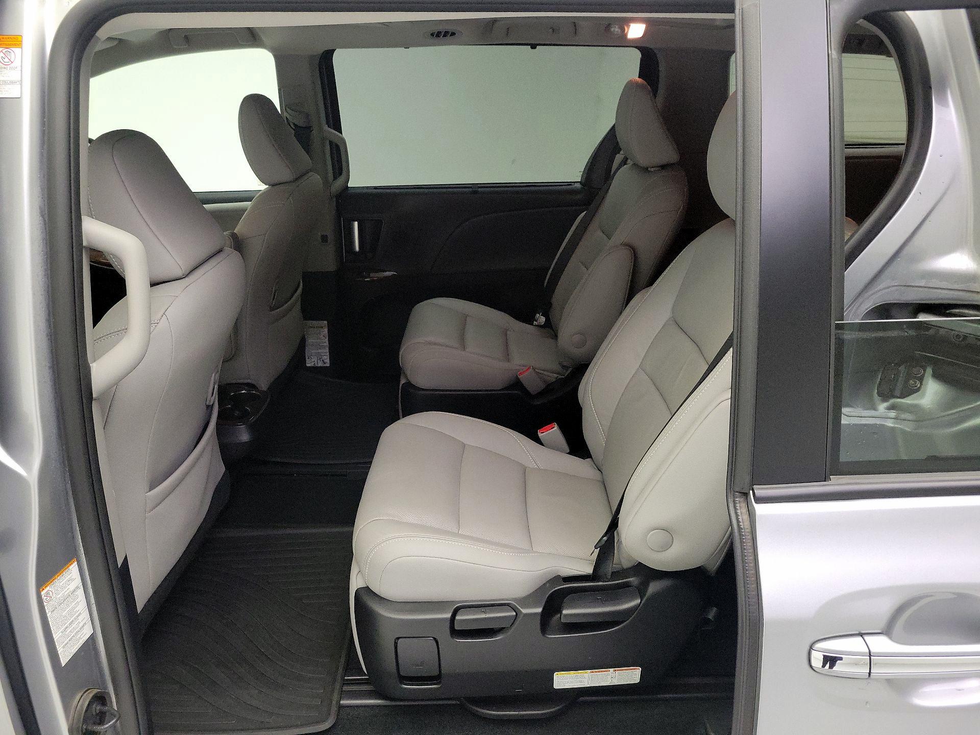 Thumbnail: 2018 Toyota Sienna - 20