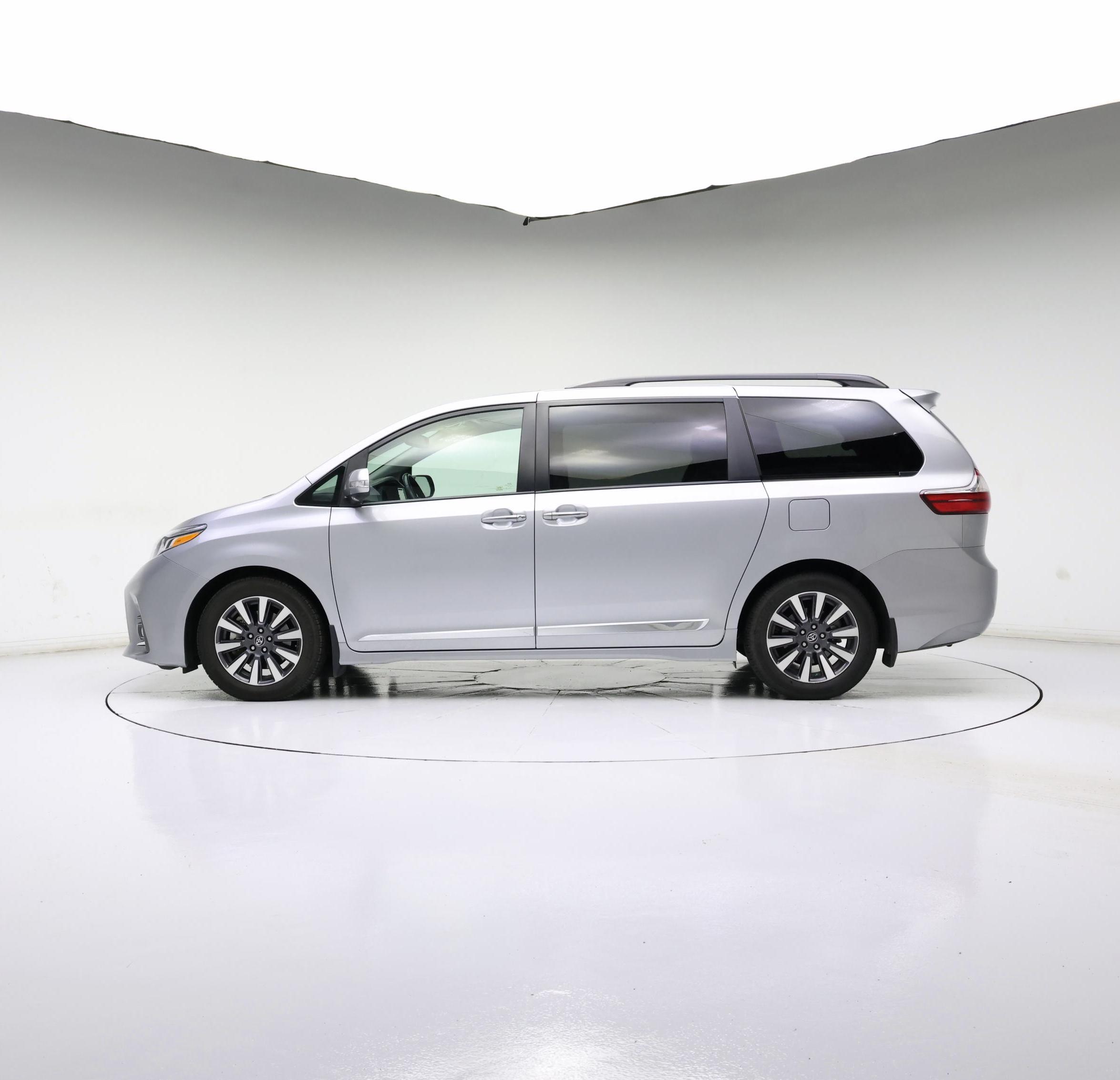 Thumbnail: 2018 Toyota Sienna - 3