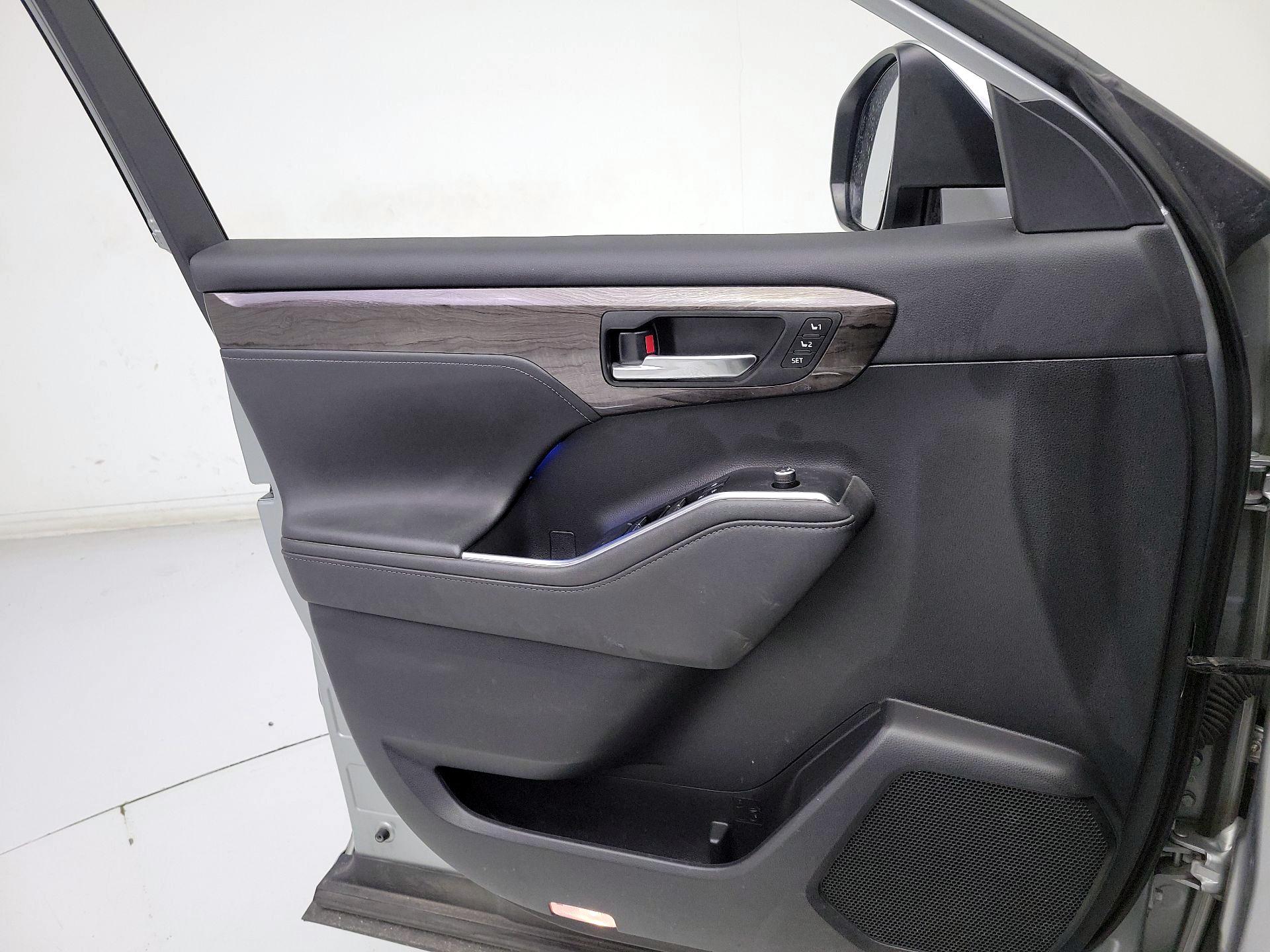 Thumbnail: 2020 Toyota Highlander - 12