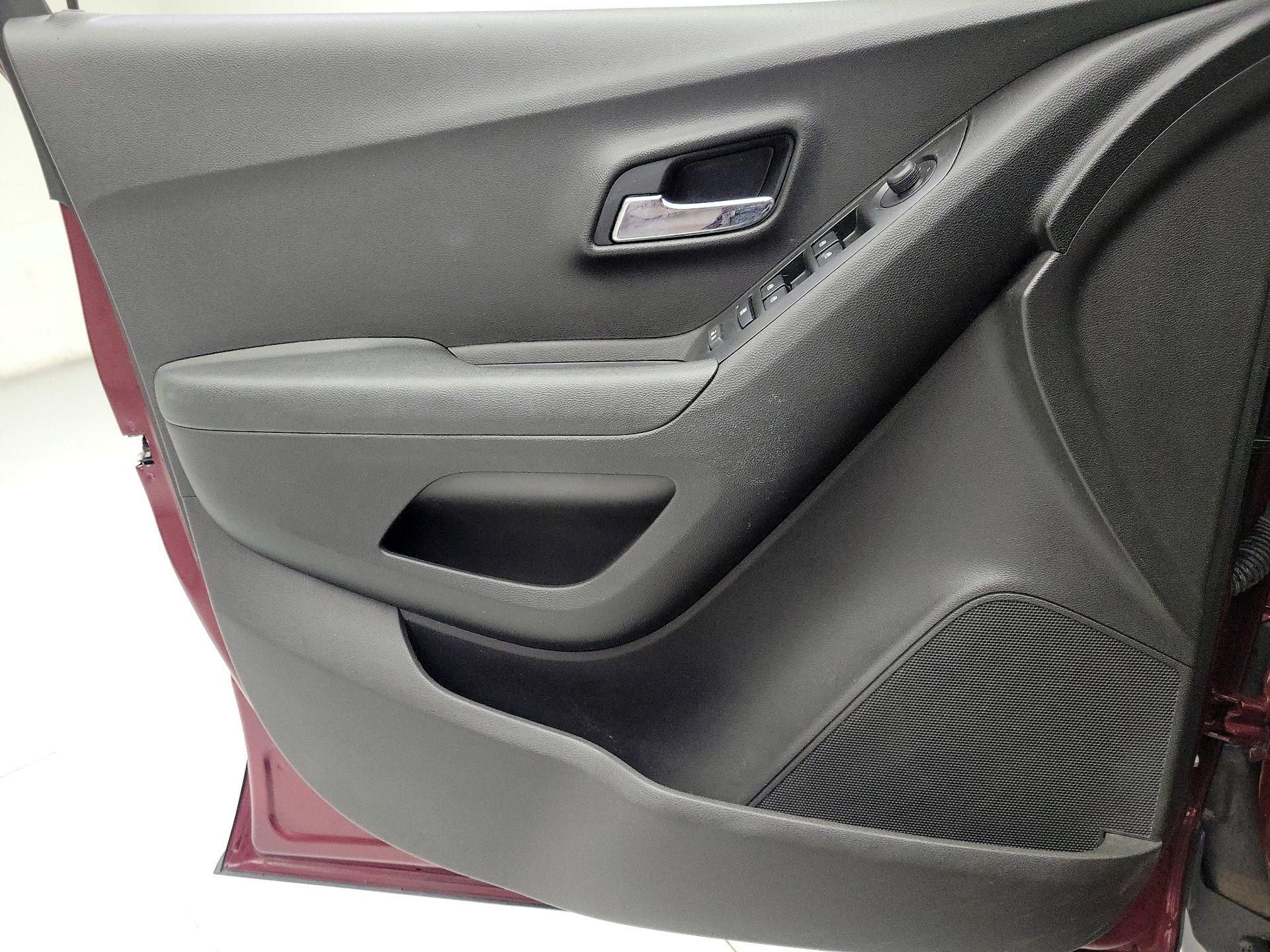 Thumbnail: 2016 Chevrolet Trax - 12