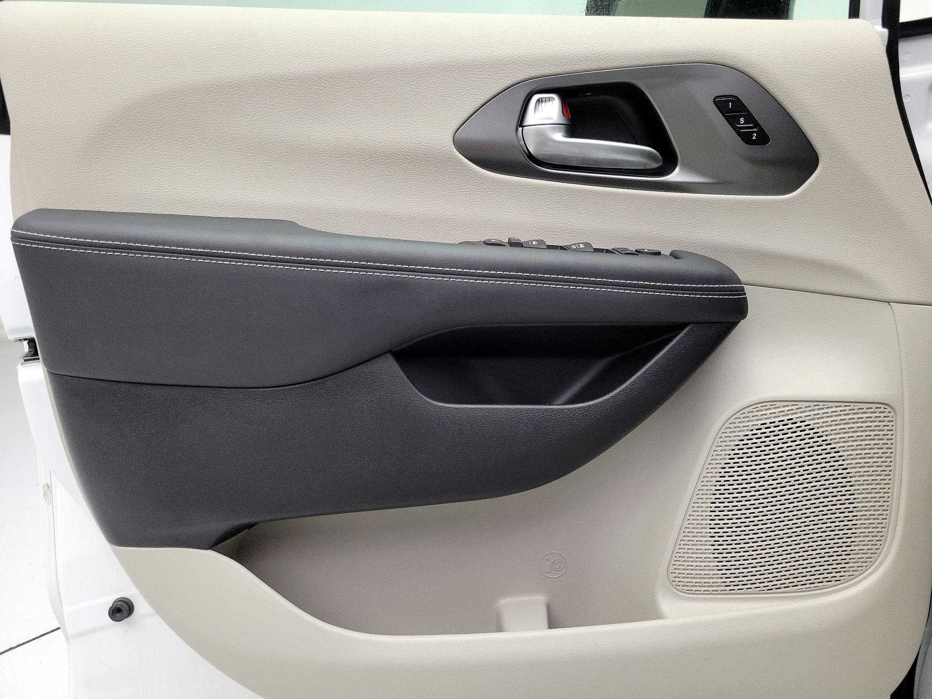 Thumbnail: 2024 Chrysler Pacifica - 12