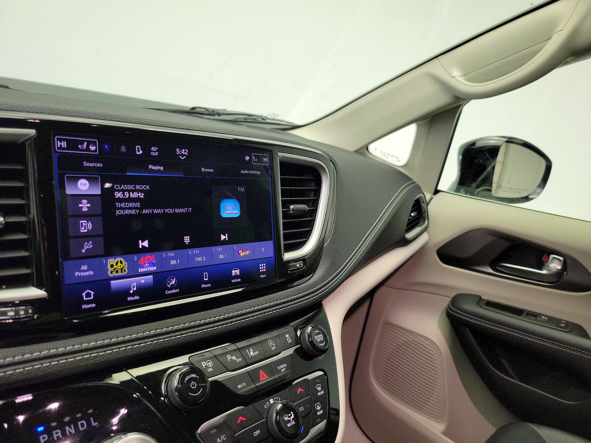 Thumbnail: 2024 Chrysler Pacifica - 15