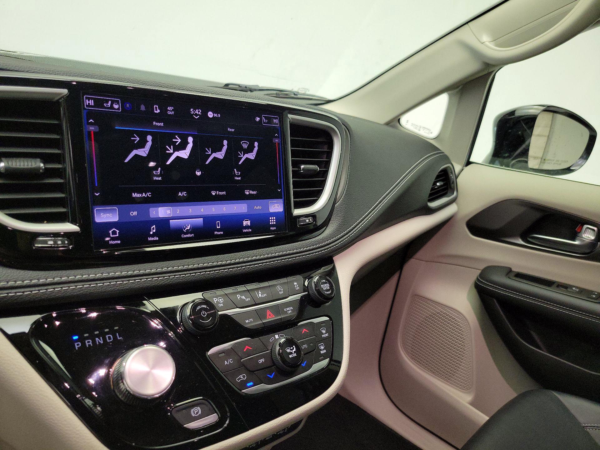 Thumbnail: 2024 Chrysler Pacifica - 16