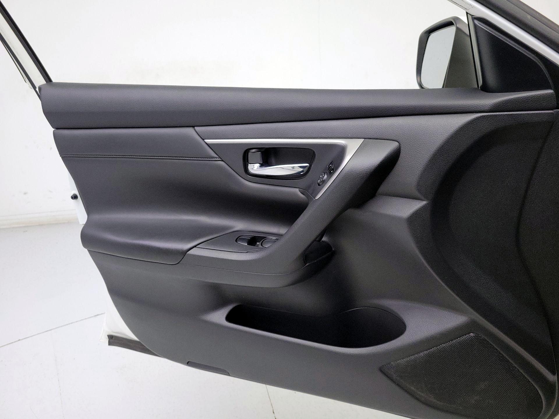 Thumbnail: 2015 Nissan Altima - 12