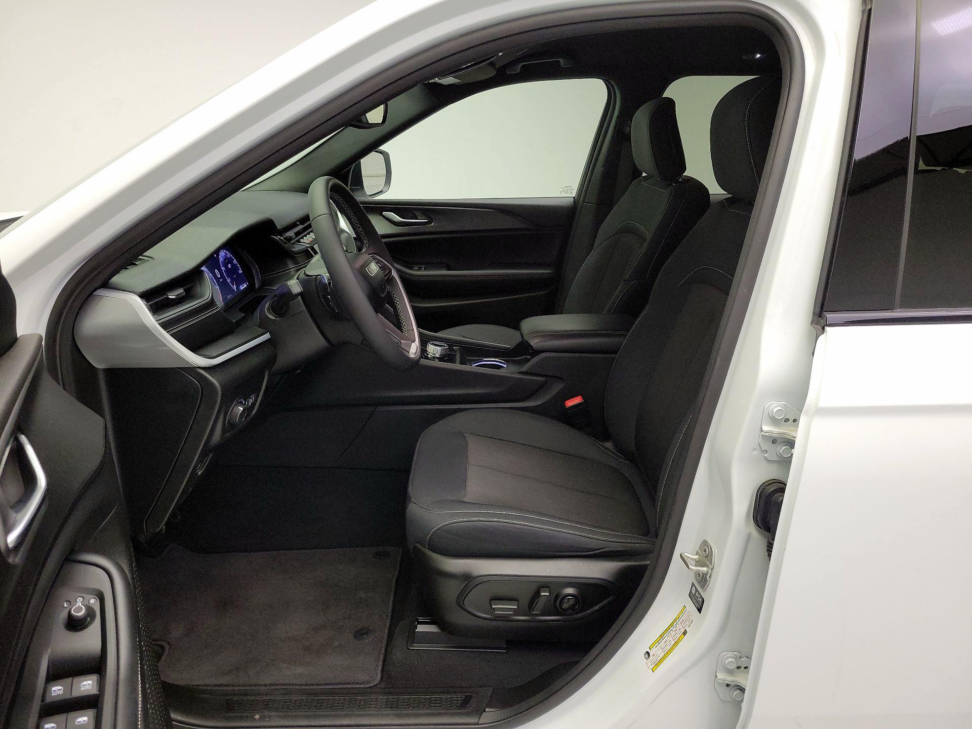 Thumbnail: 2024 Jeep Grand Cherokee - 11