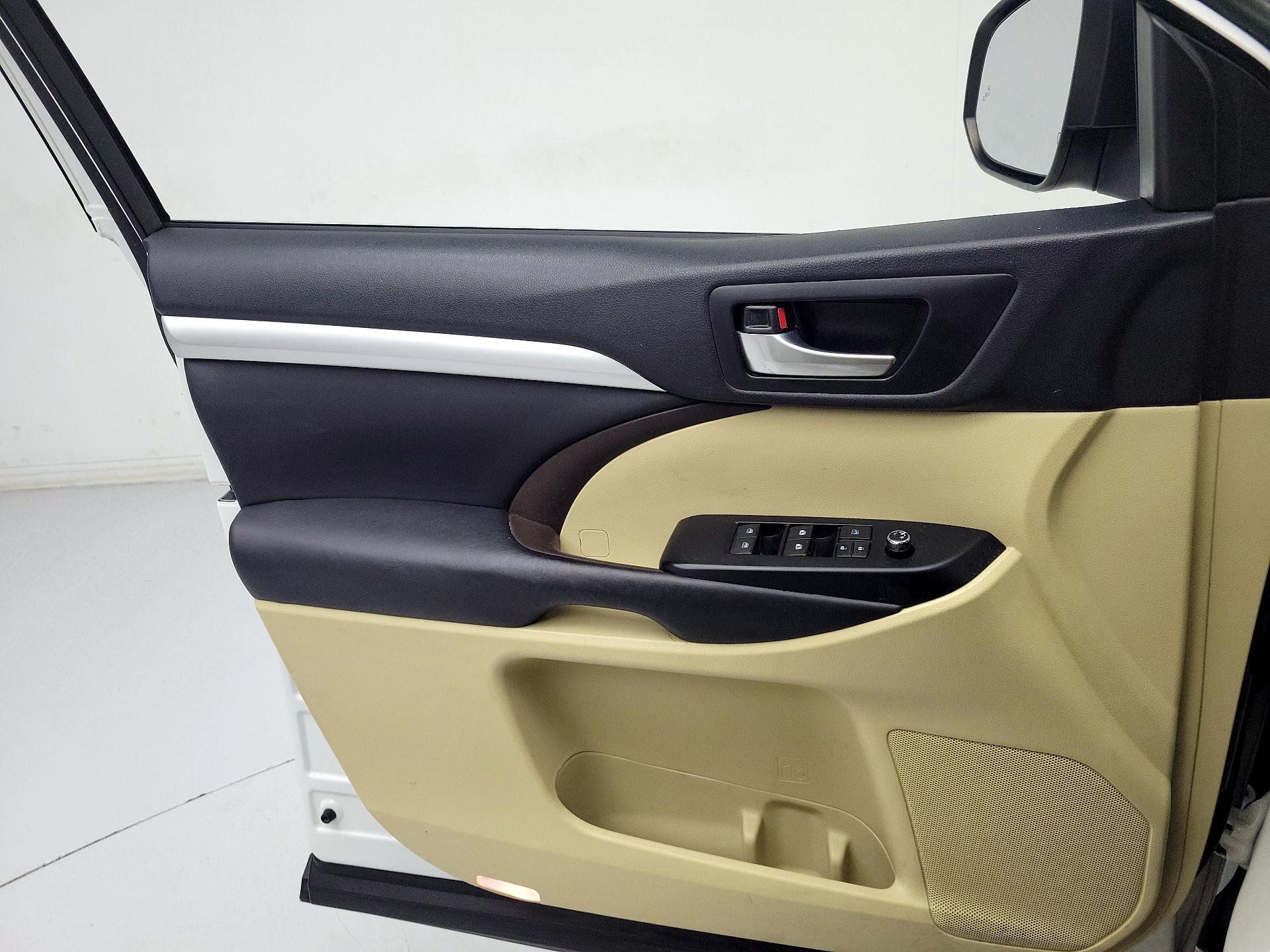 Thumbnail: 2017 Toyota Highlander - 12