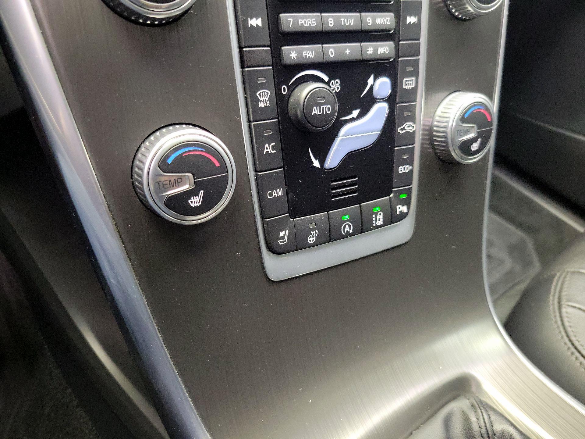 Thumbnail: 2015 Volvo XC60 - 17