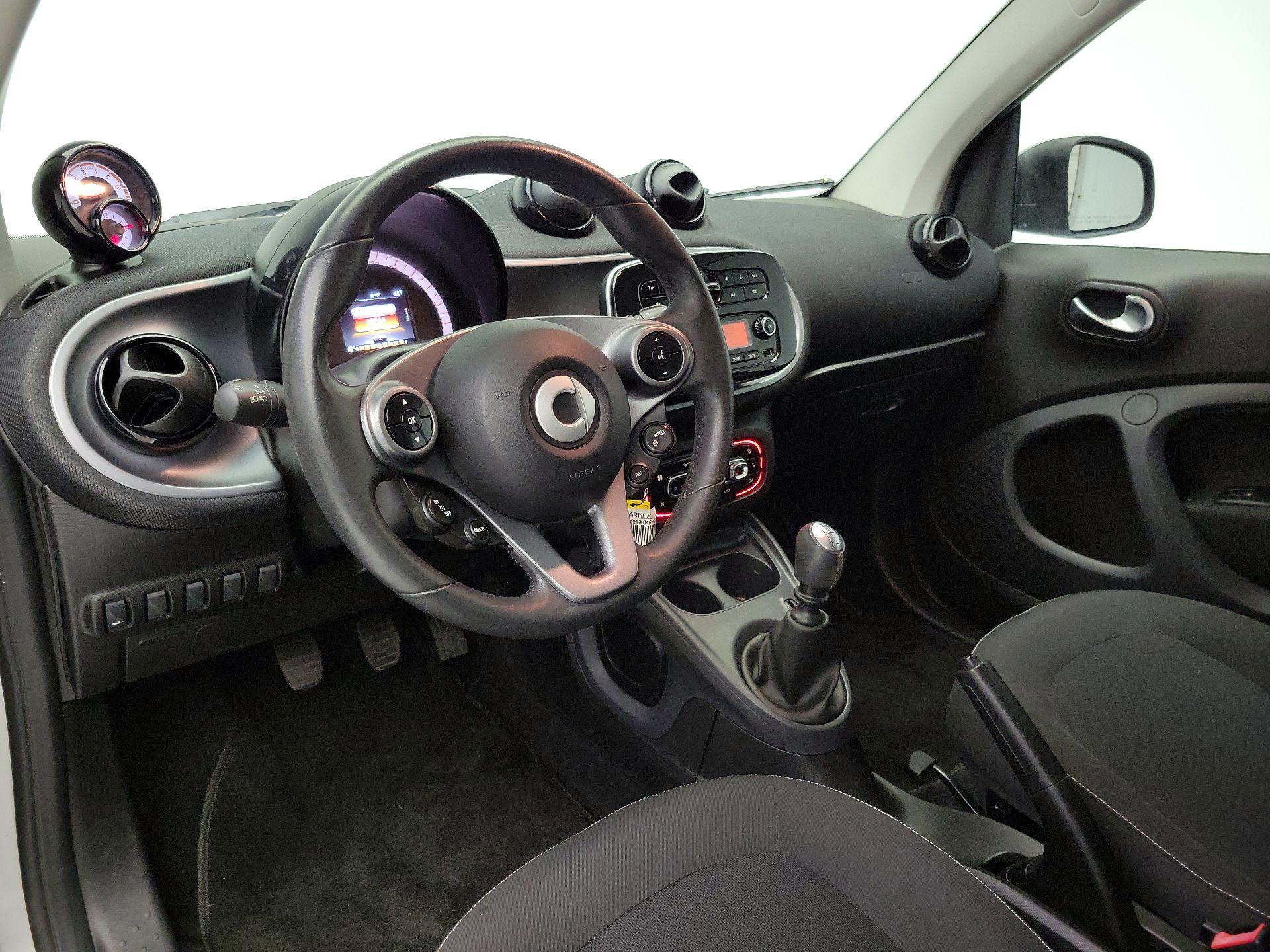 Thumbnail: 2016 smart fortwo - 9