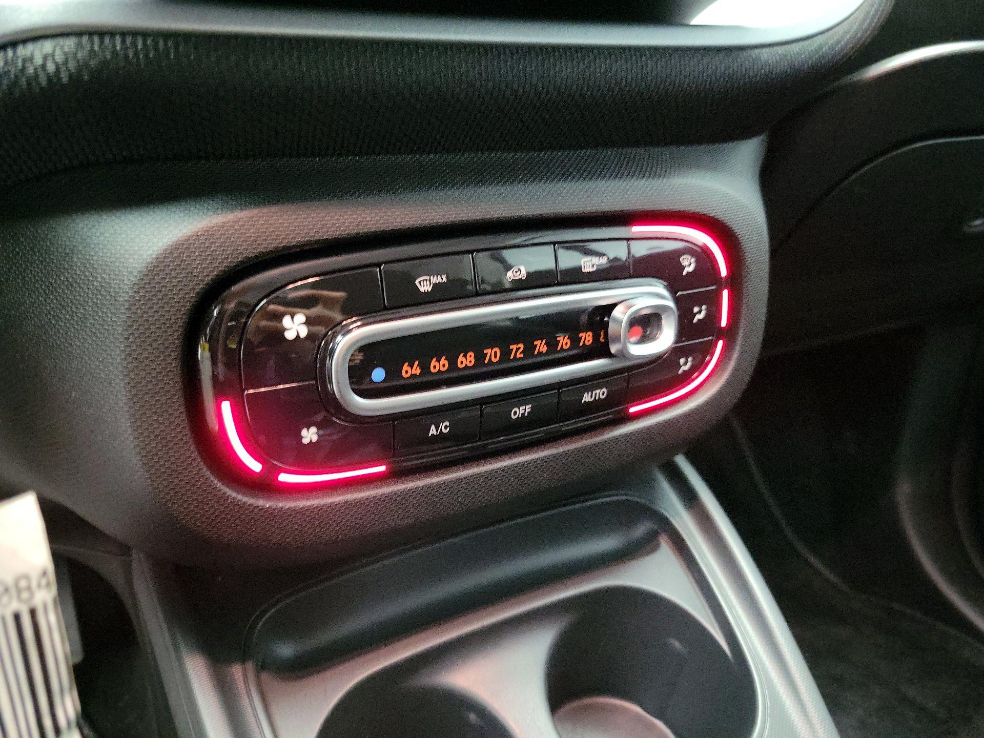 Thumbnail: 2016 smart fortwo - 14