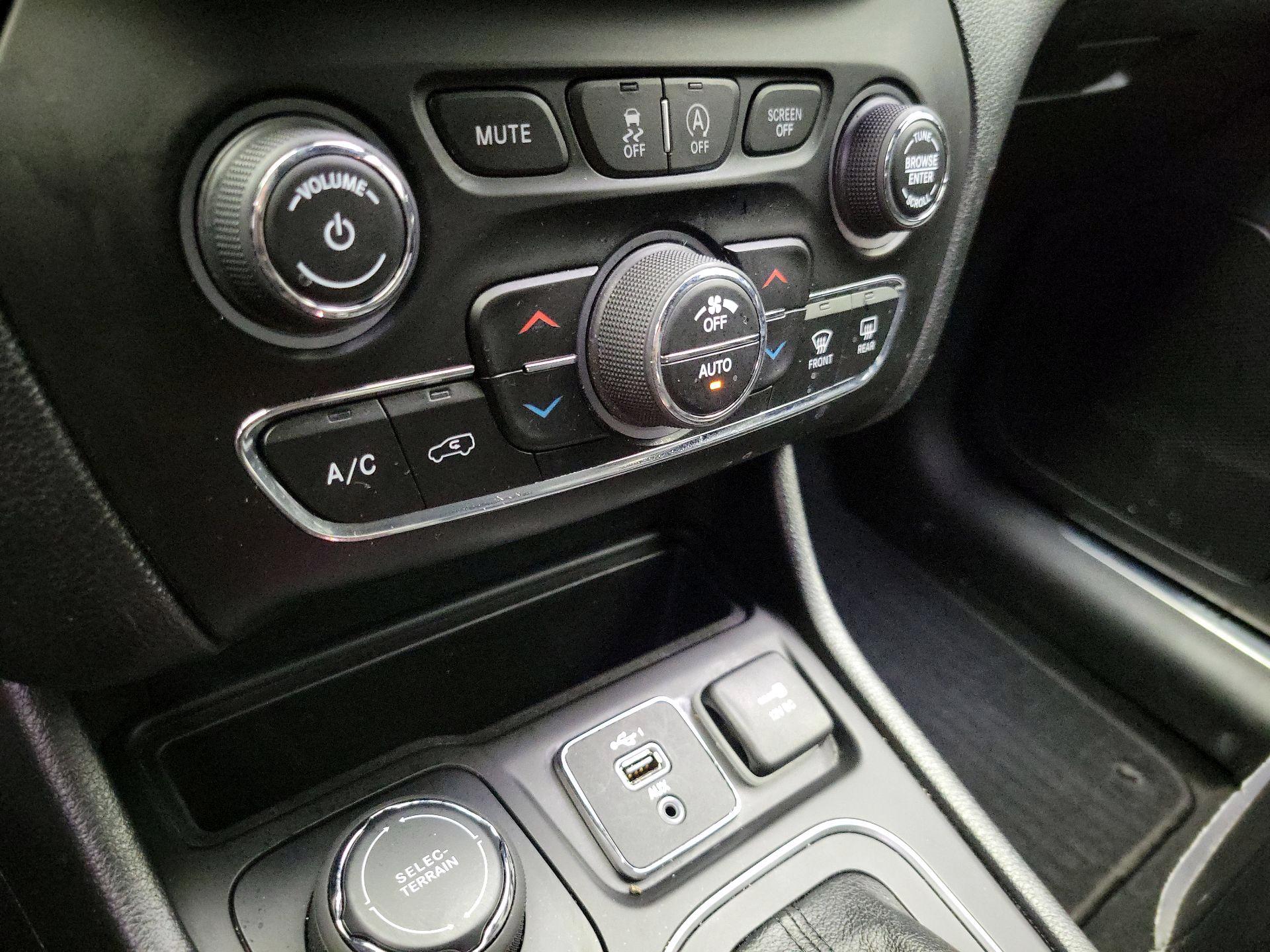 Thumbnail: 2021 Jeep Cherokee - 17