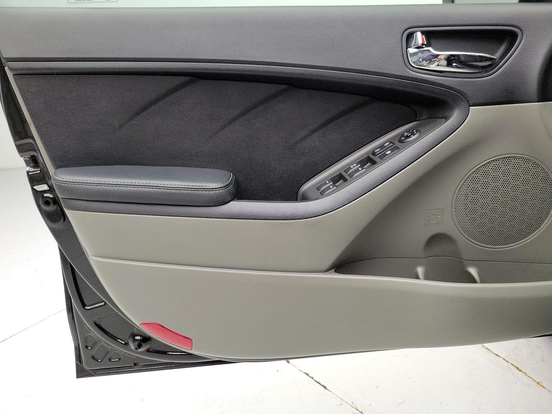 Thumbnail: 2016 Kia Forte - 12