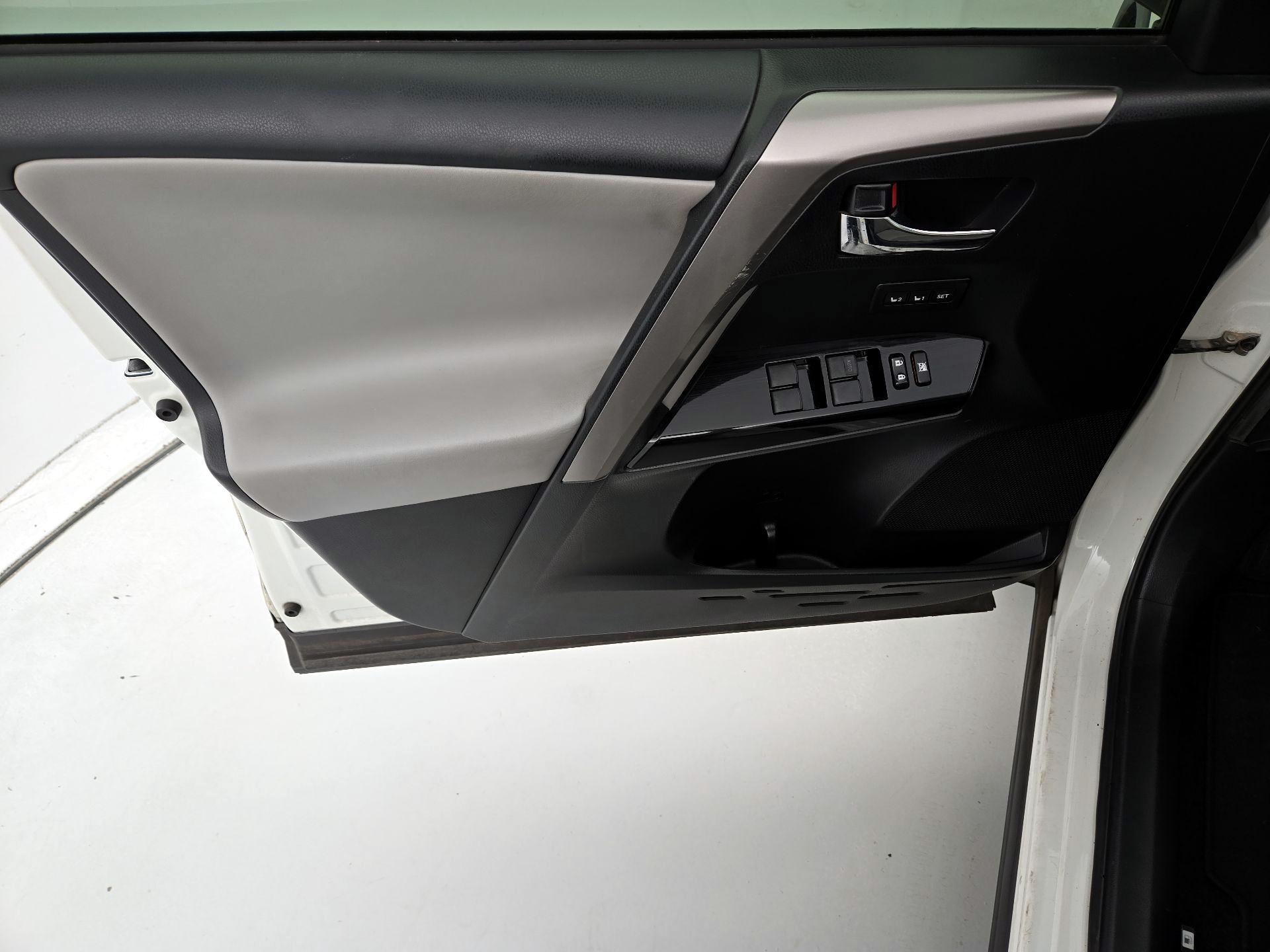 Thumbnail: 2018 Toyota RAV4 - 12