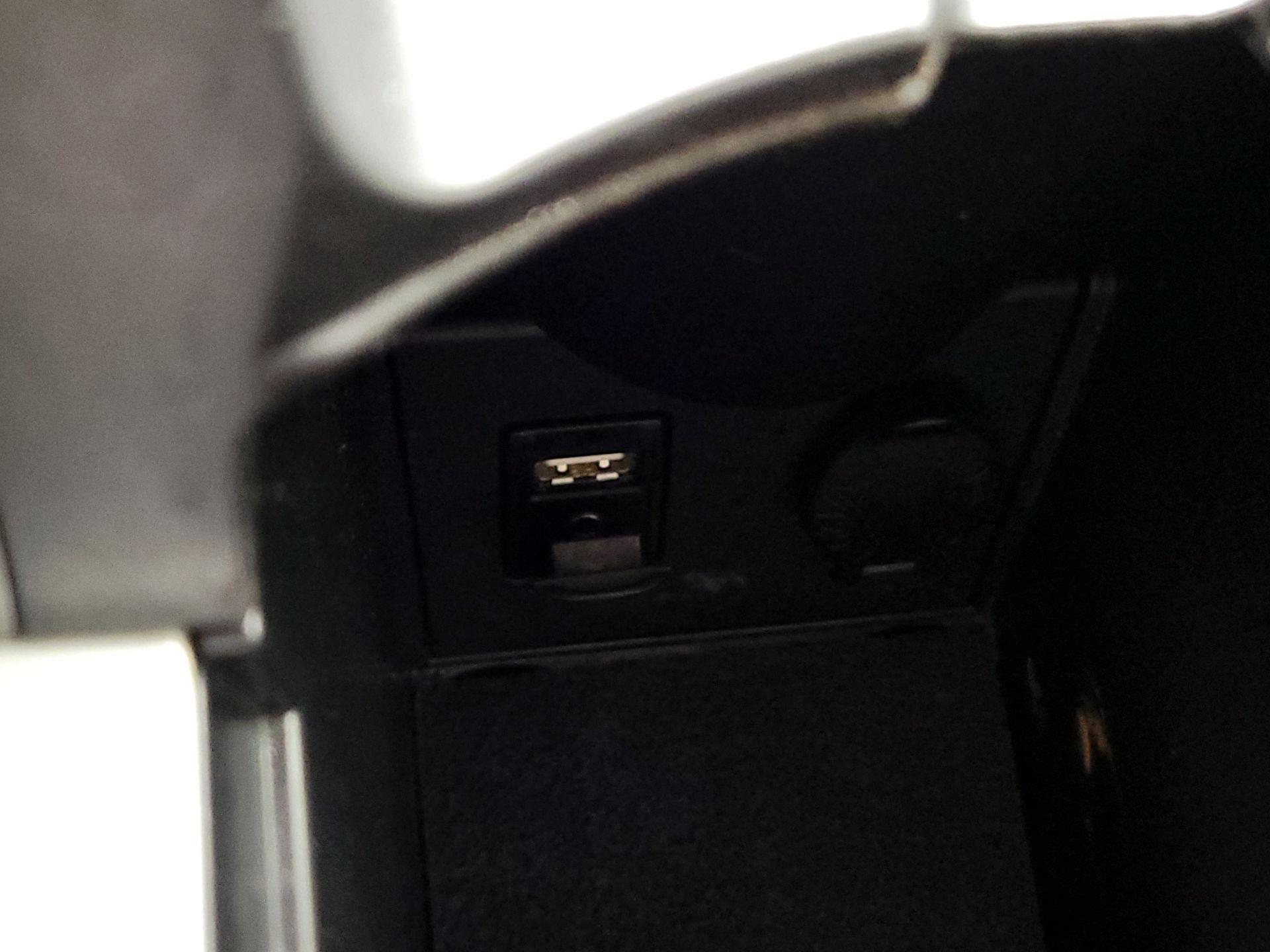 Thumbnail: 2015 Toyota Prius - 18