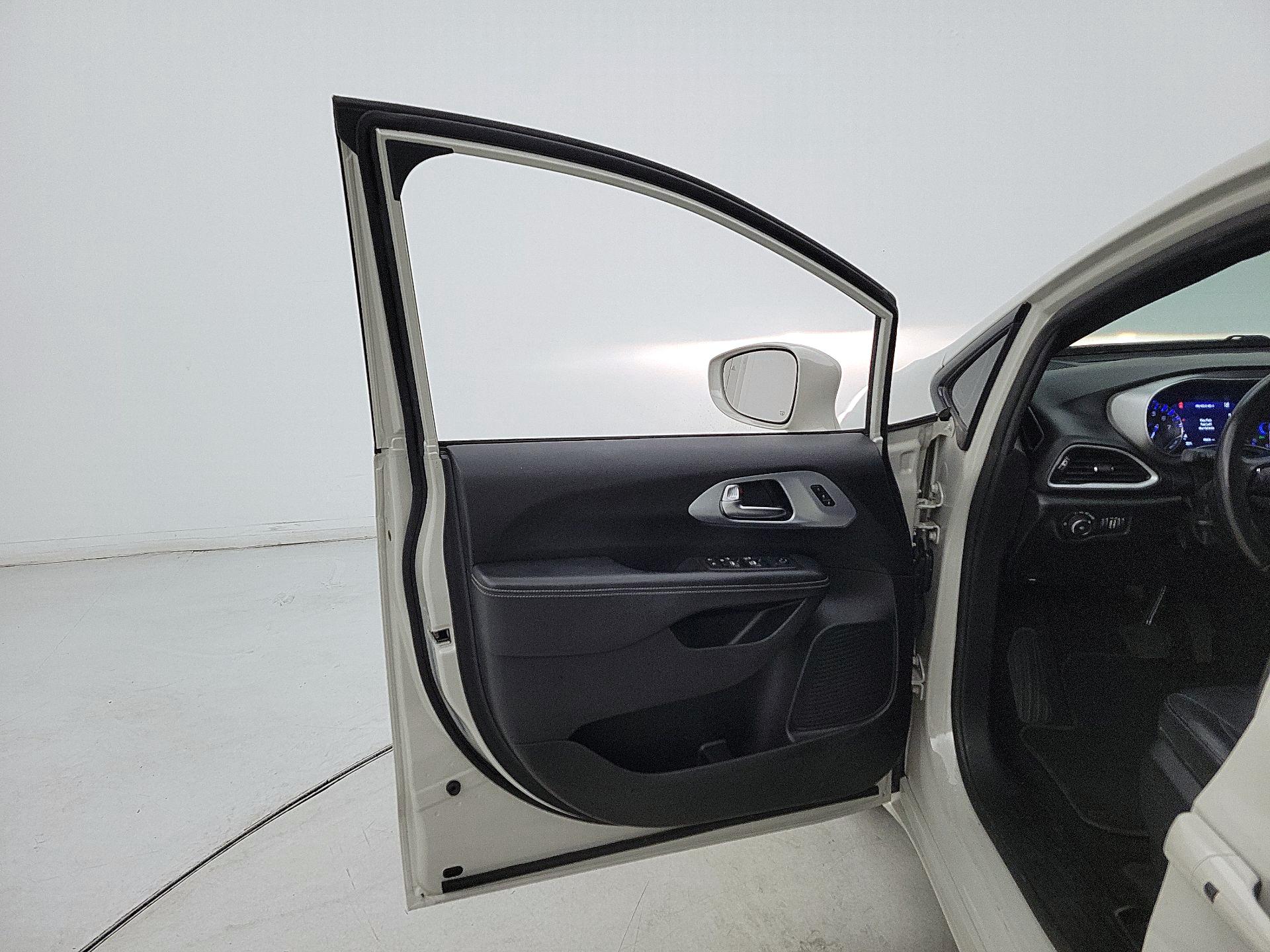 Thumbnail: 2020 Chrysler Pacifica - 12