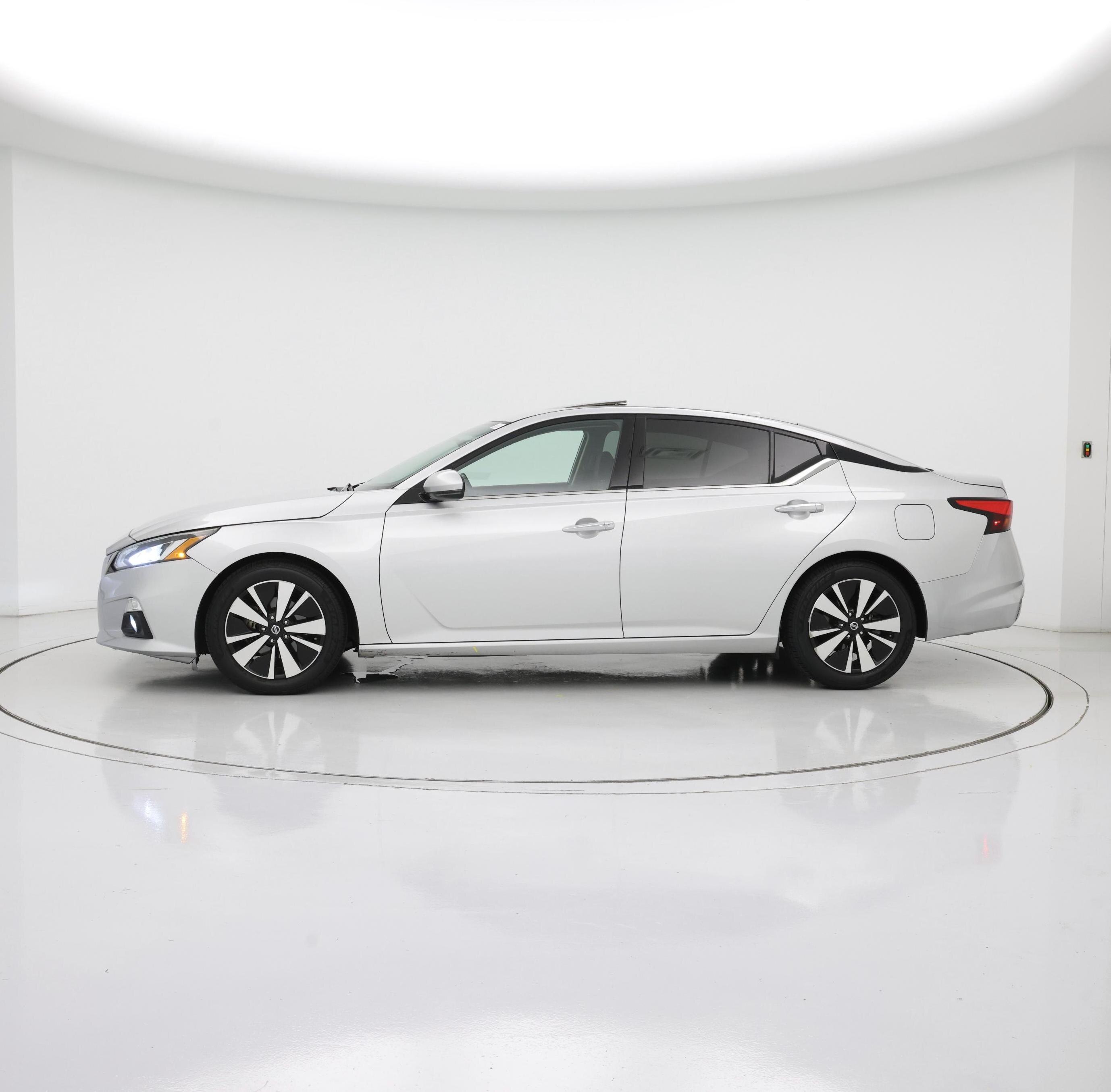 Thumbnail: 2019 Nissan Altima - 3