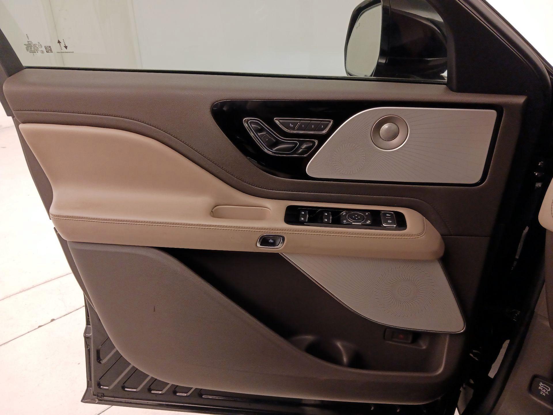 Thumbnail: 2020 Lincoln Aviator - 12